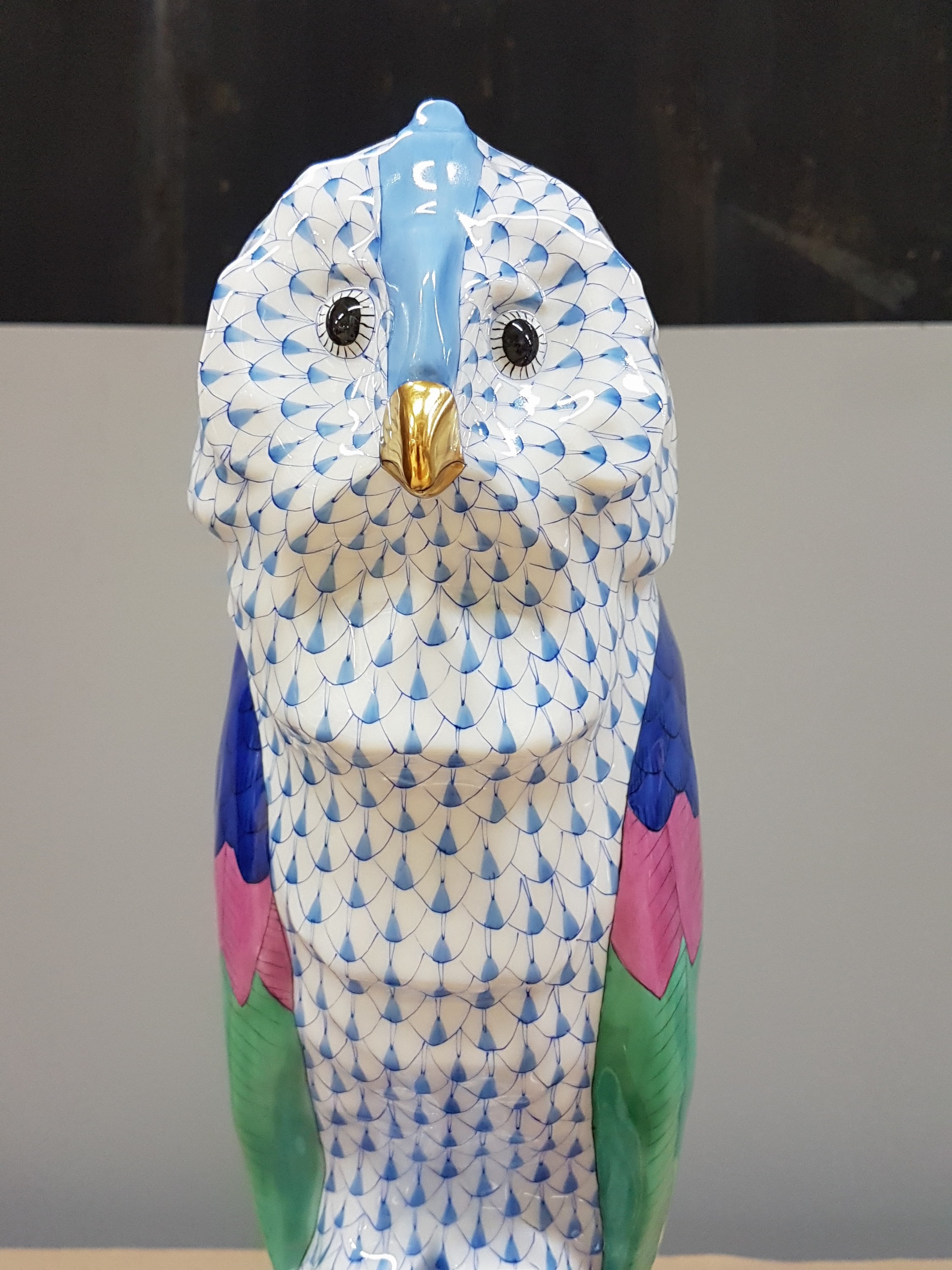 Detail f: Große Porzellanfigur, Herend Ungarn, 20. Jh., Eule auf Büchern, bunt bemalt mit blauem Fischnnetzdekor, Goldstaffage, H. ca. 30cm
