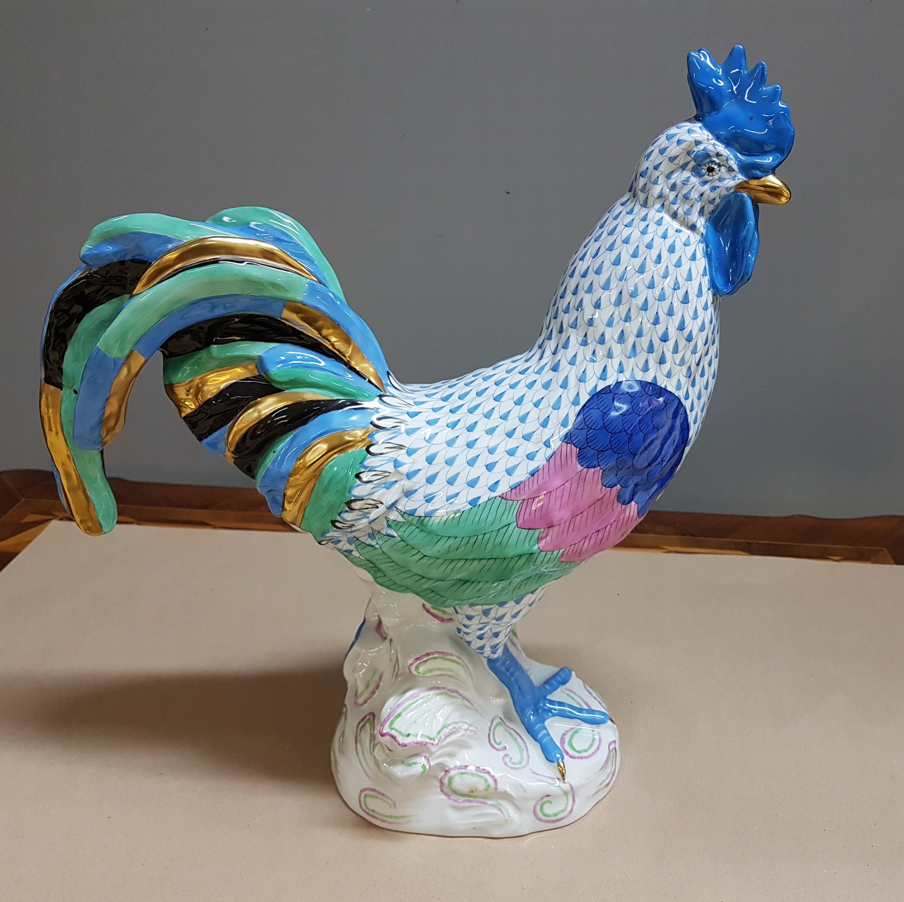 Detail a: Sehr große Porzellanfigur, Herend Ungarn, 20. Jh., Hahn, bunt bemalt und mit blauem Fischnetzdekor, Goldstaffage, H. ca. 40cm