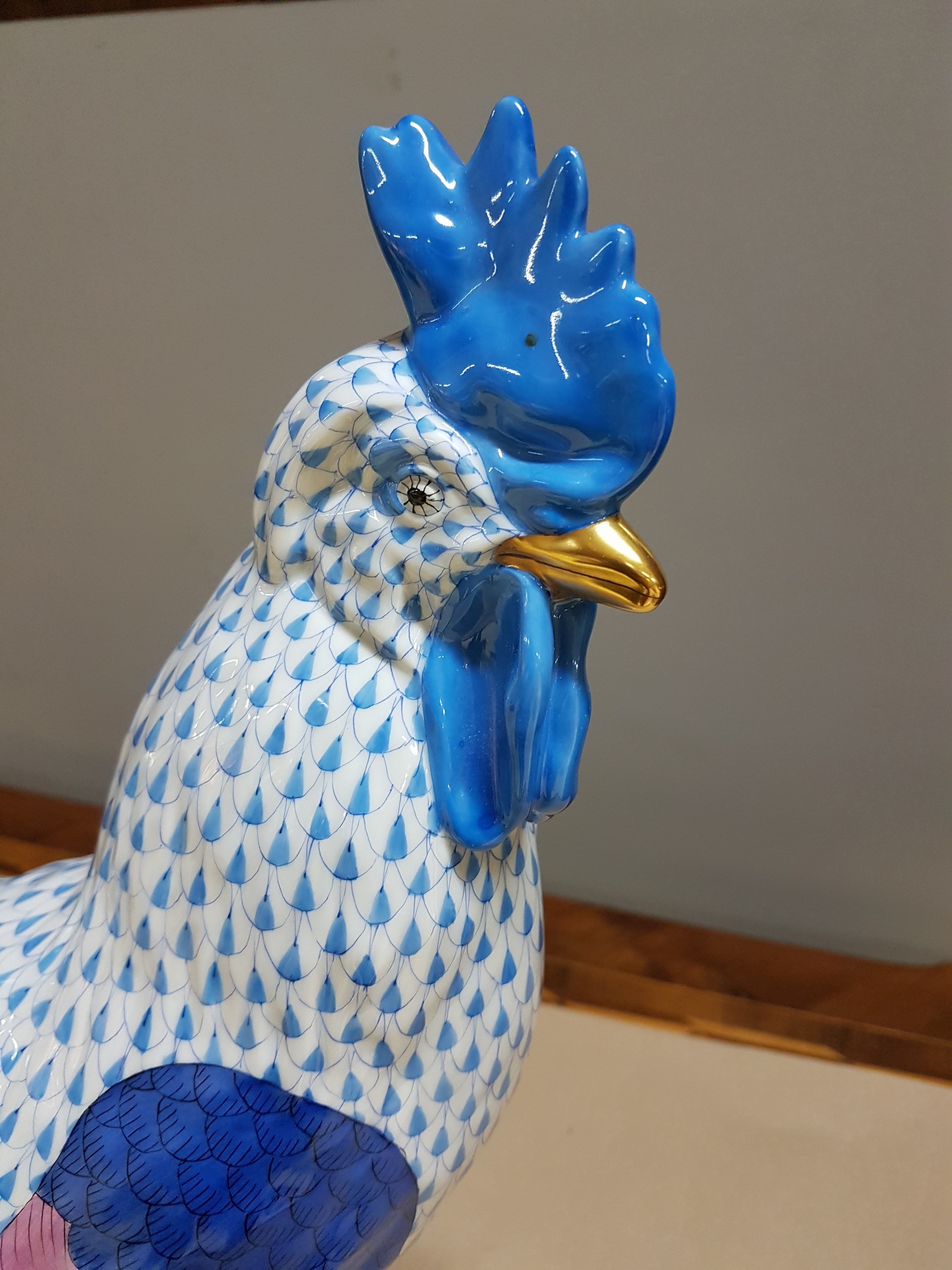Detail b: Sehr große Porzellanfigur, Herend Ungarn, 20. Jh., Hahn, bunt bemalt und mit blauem Fischnetzdekor, Goldstaffage, H. ca. 40cm