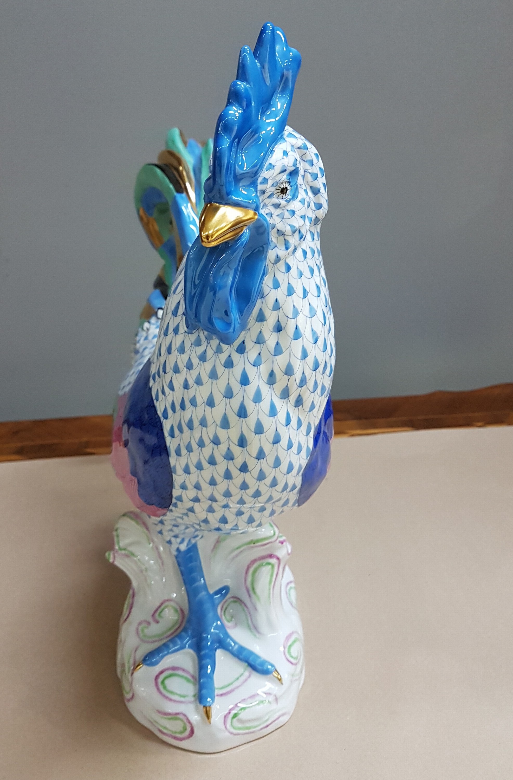 Detail c: Sehr große Porzellanfigur, Herend Ungarn, 20. Jh., Hahn, bunt bemalt und mit blauem Fischnetzdekor, Goldstaffage, H. ca. 40cm