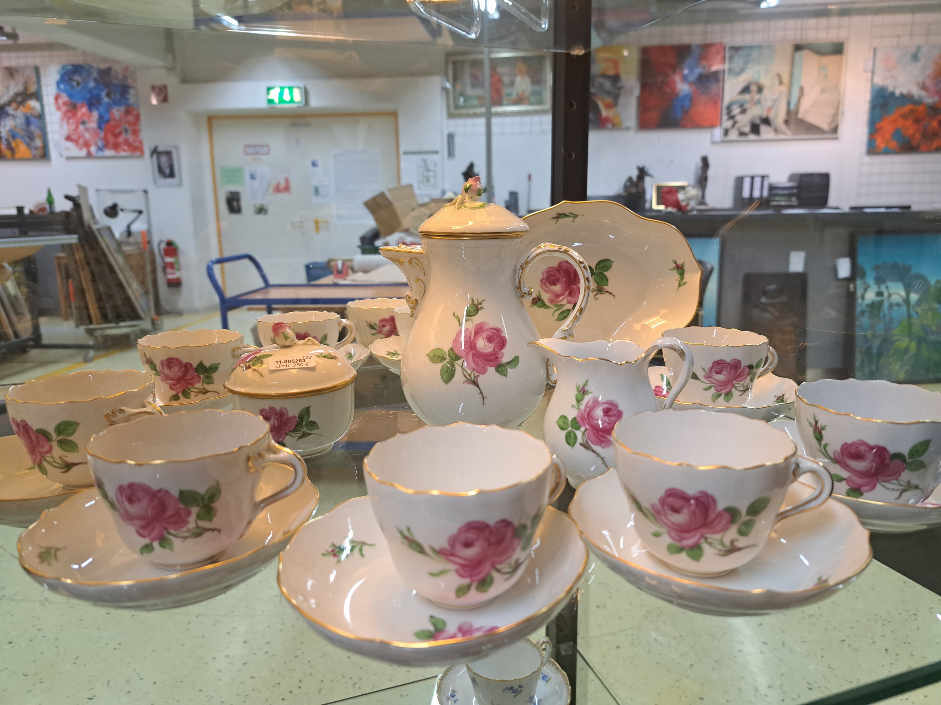 Detail a: Mokka- bzw. Espressoservice, Meissen, 20. Jh., 1. Wahl, Dekor rote Rose mit Goldrändern, Kanne, Sahnegießer, Zuckerdose, 12 Tassen mit Untertassen, ...