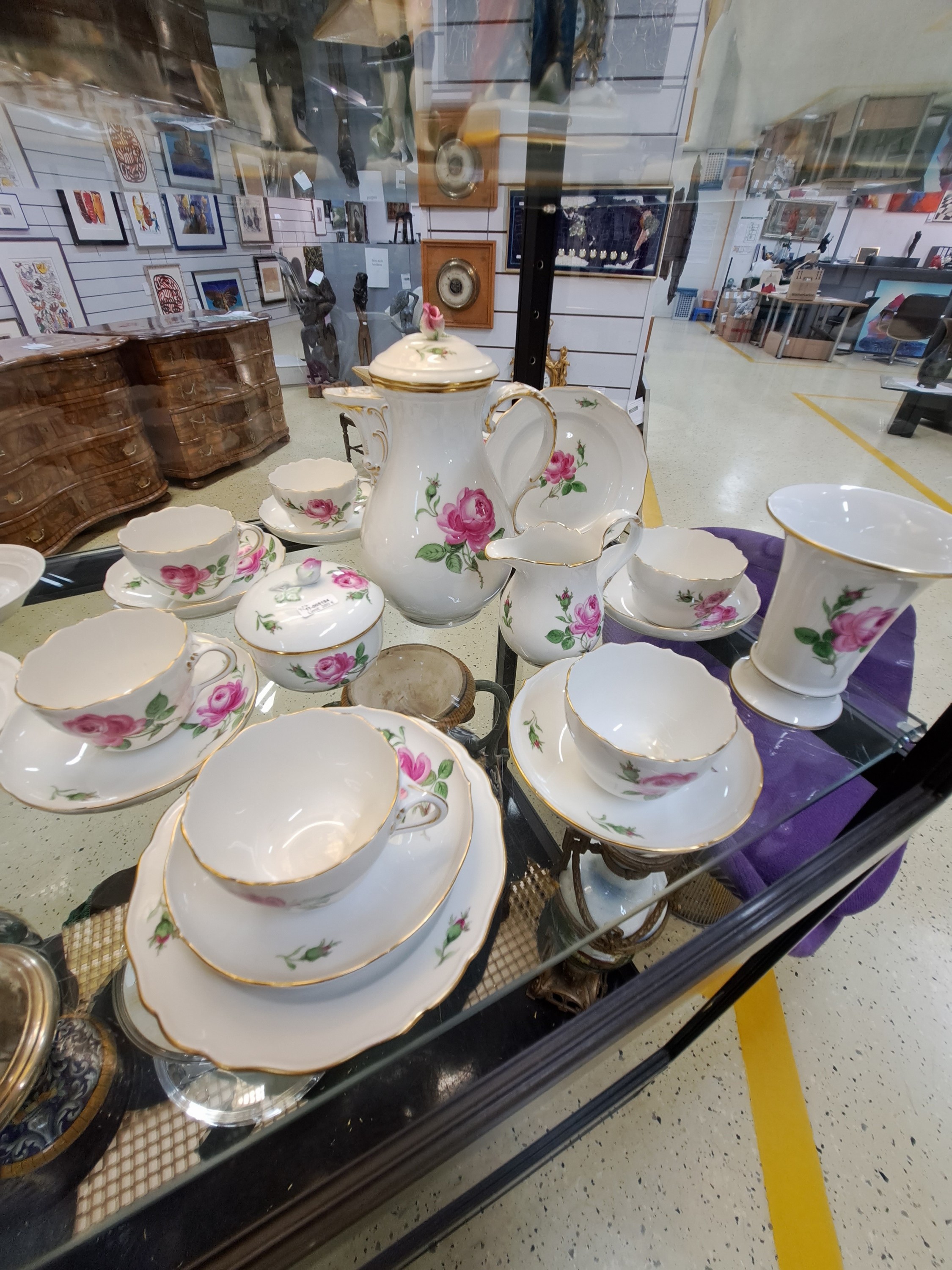 Detail a: Kaffeeservice für 6 Personen, Meissen, 20. Jh., 2. Wahl, Dekor rote Rose mit Goldrändern, Kaffeekanne, Zuckerdose, Milchkännchen, 6 Tassen mit ...