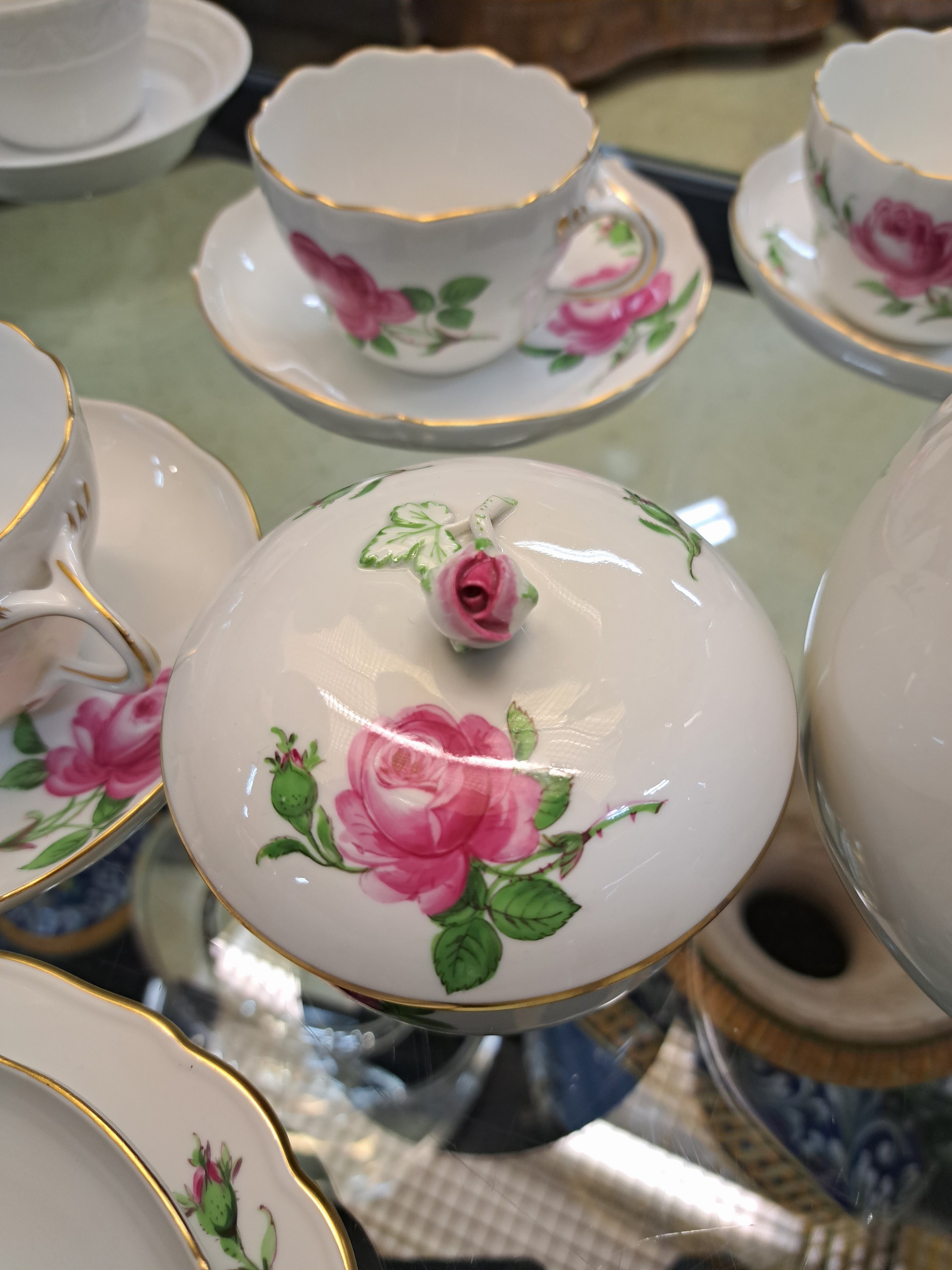 Detail b: Kaffeeservice für 6 Personen, Meissen, 20. Jh., 2. Wahl, Dekor rote Rose mit Goldrändern, Kaffeekanne, Zuckerdose, Milchkännchen, 6 Tassen mit ...