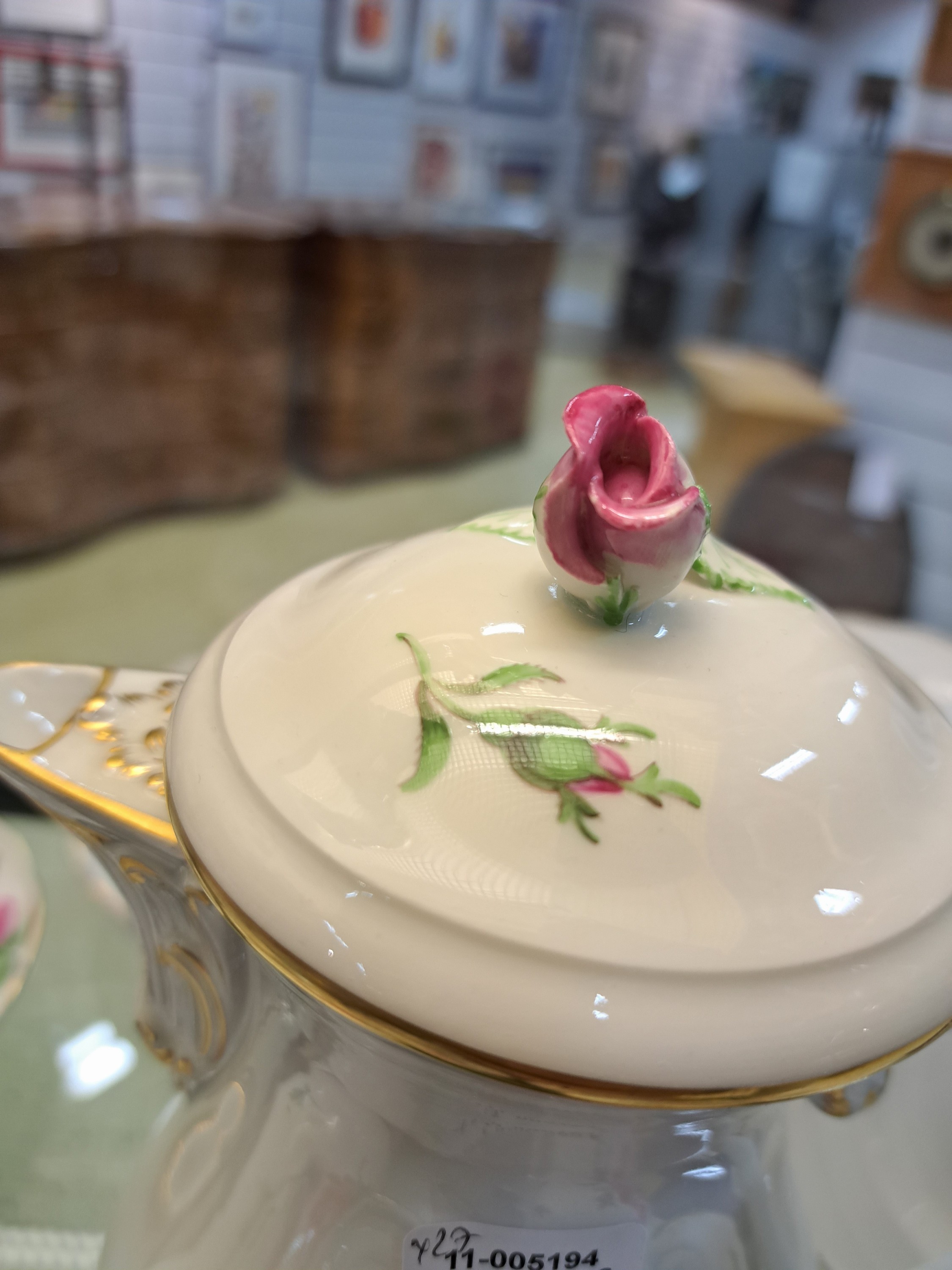 Detail c: Kaffeeservice für 6 Personen, Meissen, 20. Jh., 2. Wahl, Dekor rote Rose mit Goldrändern, Kaffeekanne, Zuckerdose, Milchkännchen, 6 Tassen mit ...