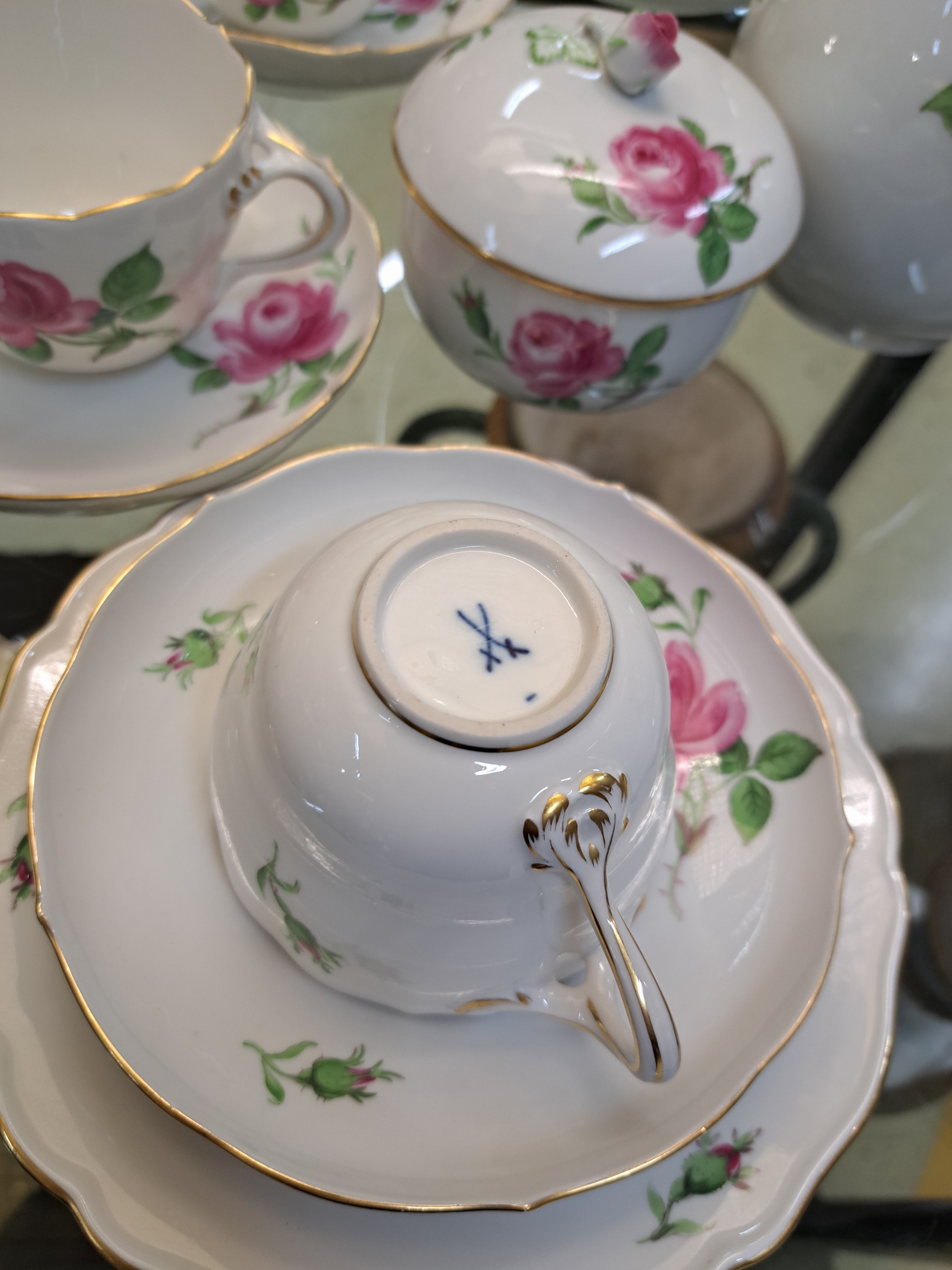 Detail d: Kaffeeservice für 6 Personen, Meissen, 20. Jh., 2. Wahl, Dekor rote Rose mit Goldrändern, Kaffeekanne, Zuckerdose, Milchkännchen, 6 Tassen mit ...