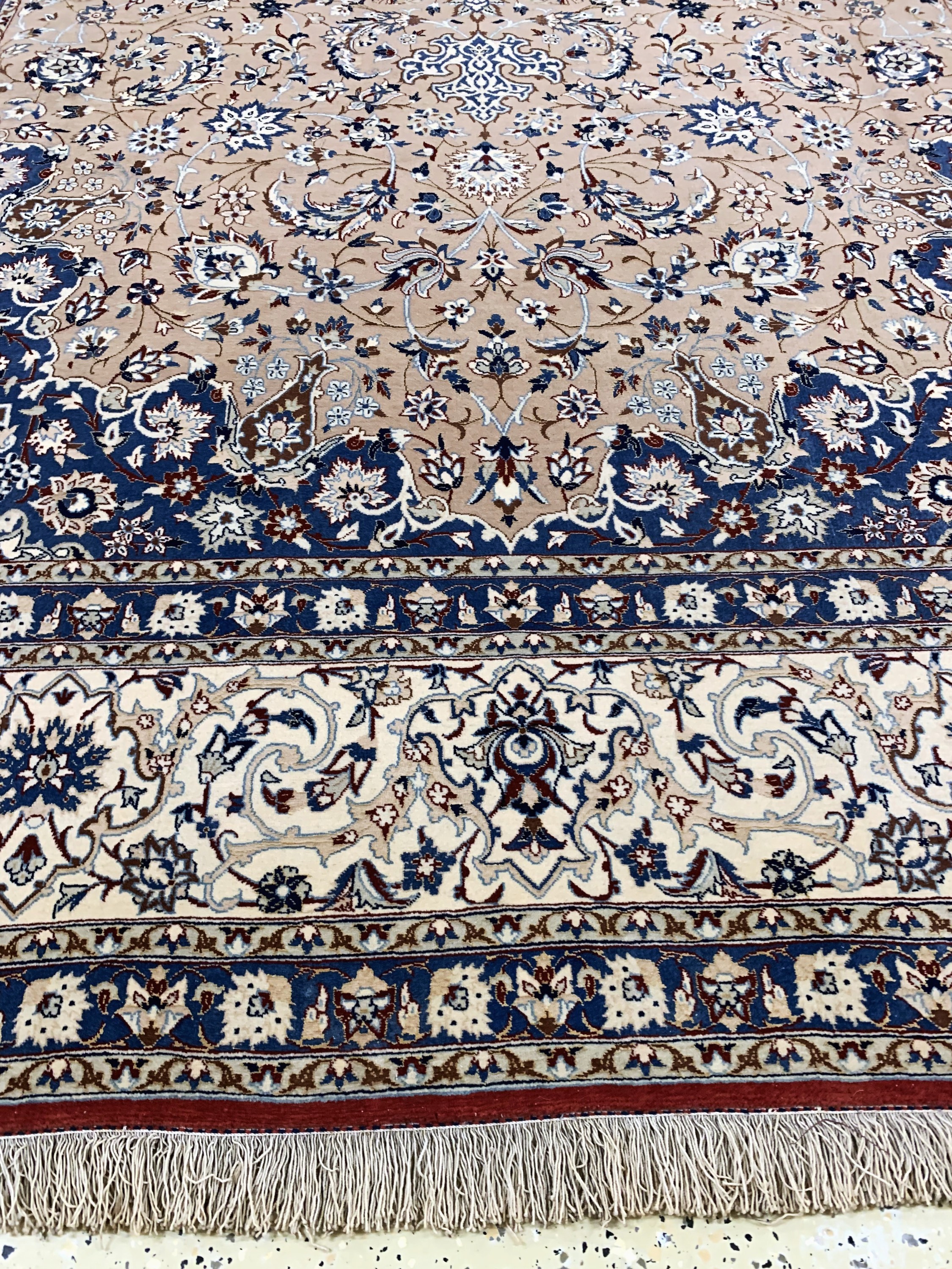 Detail b: Nain "Tudeshk" fein, Persien, Anfang 20.Jhd., Korkwolle mit Seide, ca. 347 x 220 cm, EHZ: 2, minimaler Mottenfraß am Rand