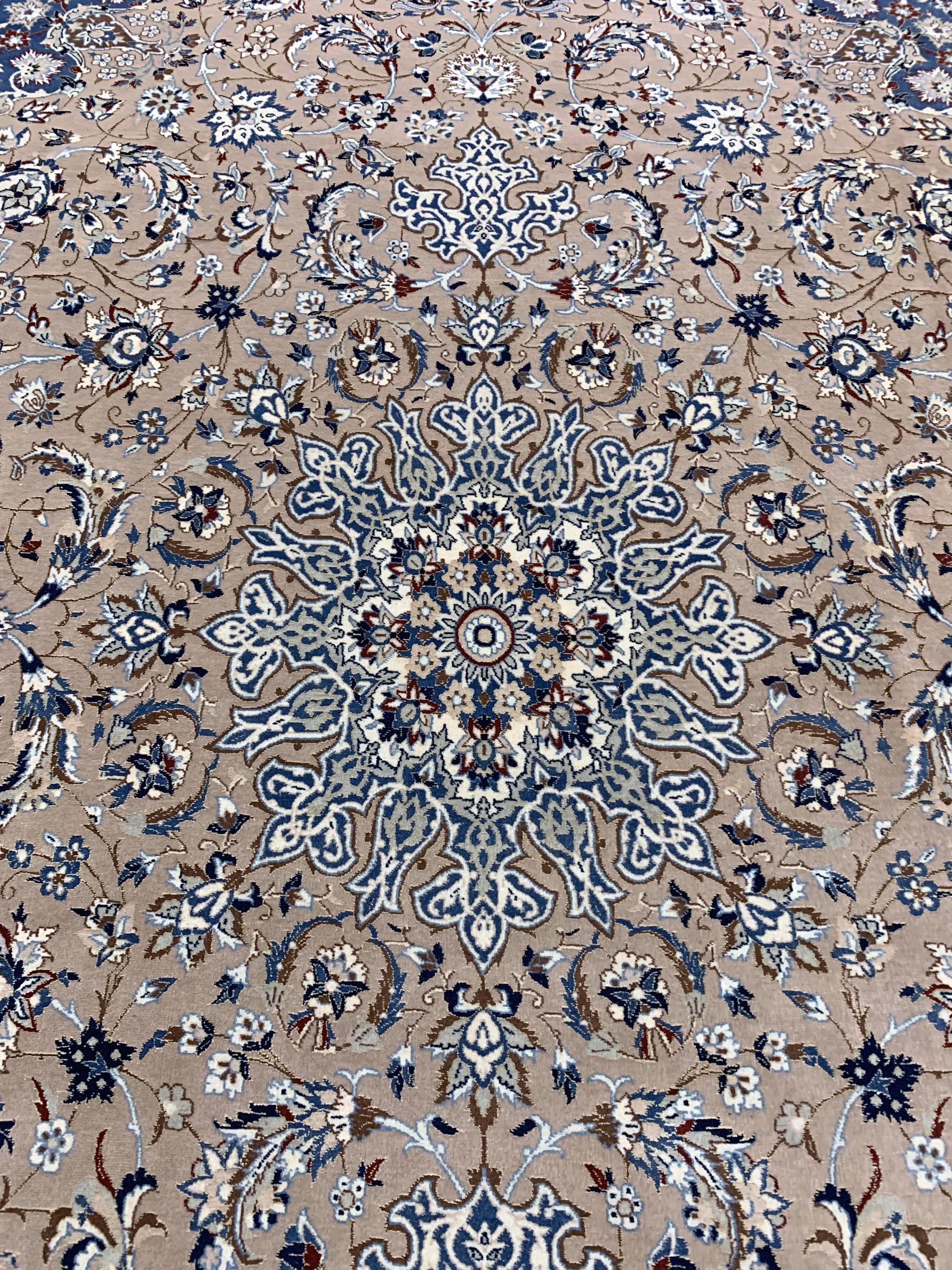 Detail f: Nain "Tudeshk" fein, Persien, Anfang 20.Jhd., Korkwolle mit Seide, ca. 347 x 220 cm, EHZ: 2, minimaler Mottenfraß am Rand