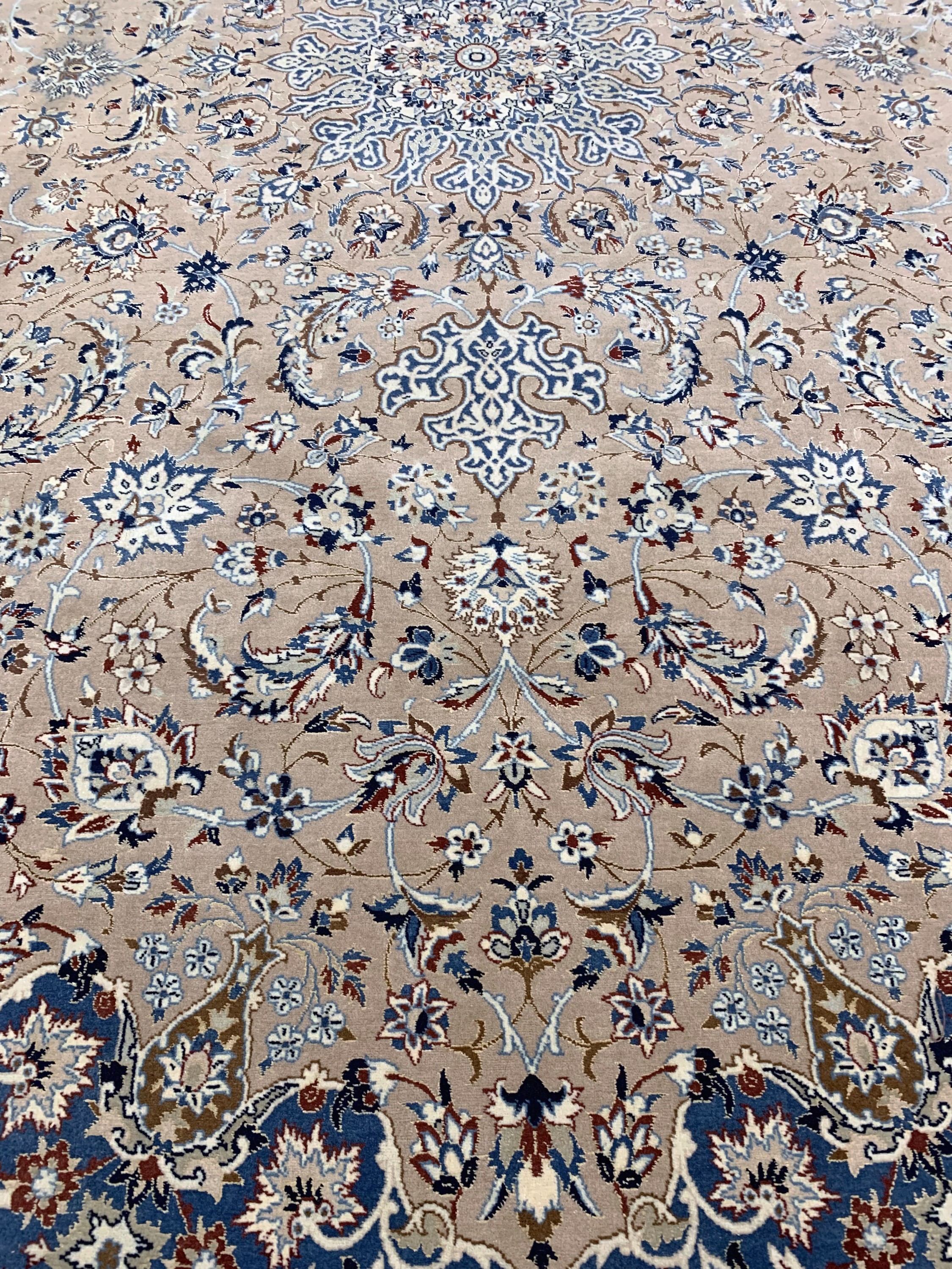 Detail j: Nain "Tudeshk" fein, Persien, Anfang 20.Jhd., Korkwolle mit Seide, ca. 347 x 220 cm, EHZ: 2, minimaler Mottenfraß am Rand