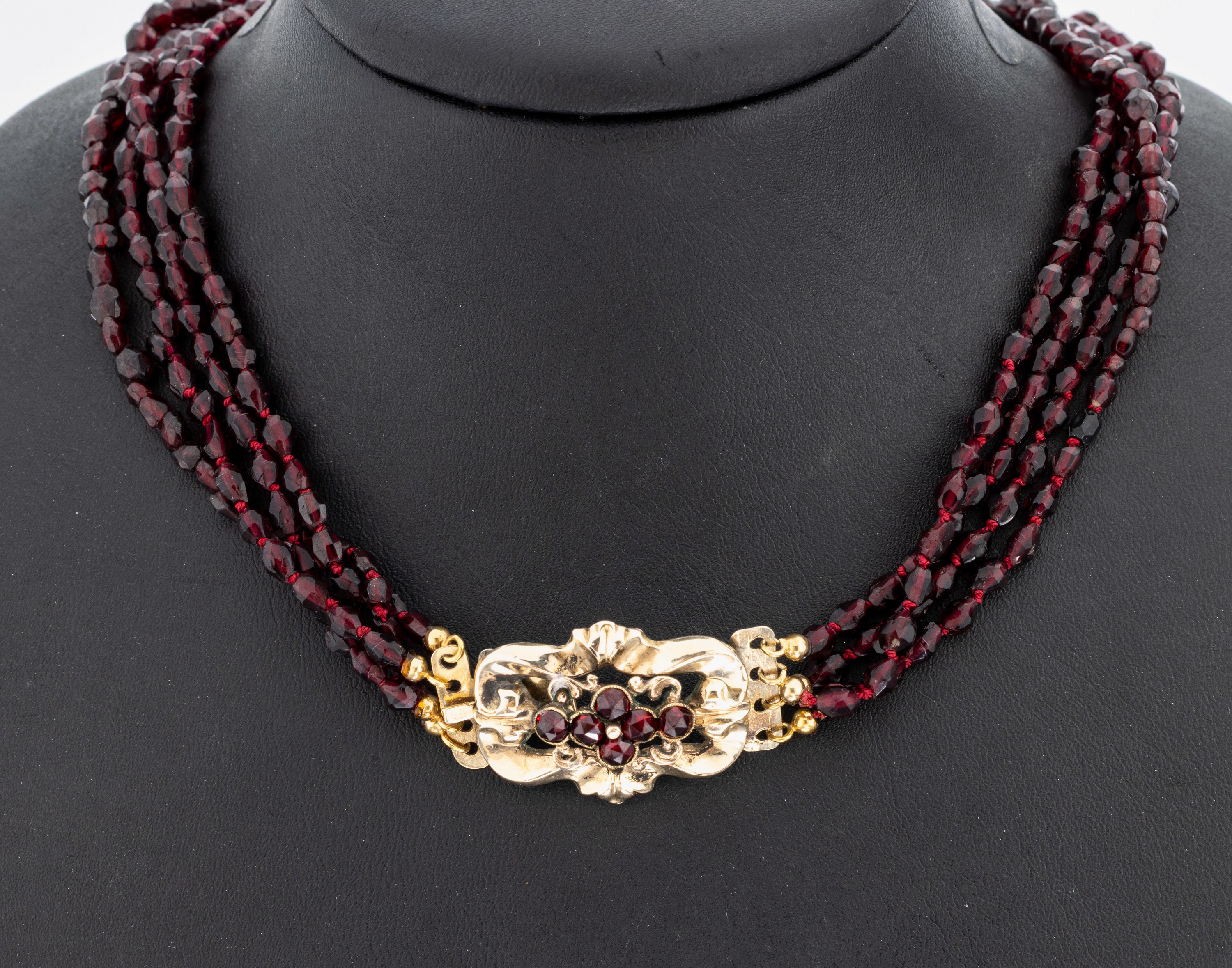 Image 27010288 - Granat-Collier, um 1870-80, 4-rhg. facett. Granate, schöne Farbe, Kastenschloss ...