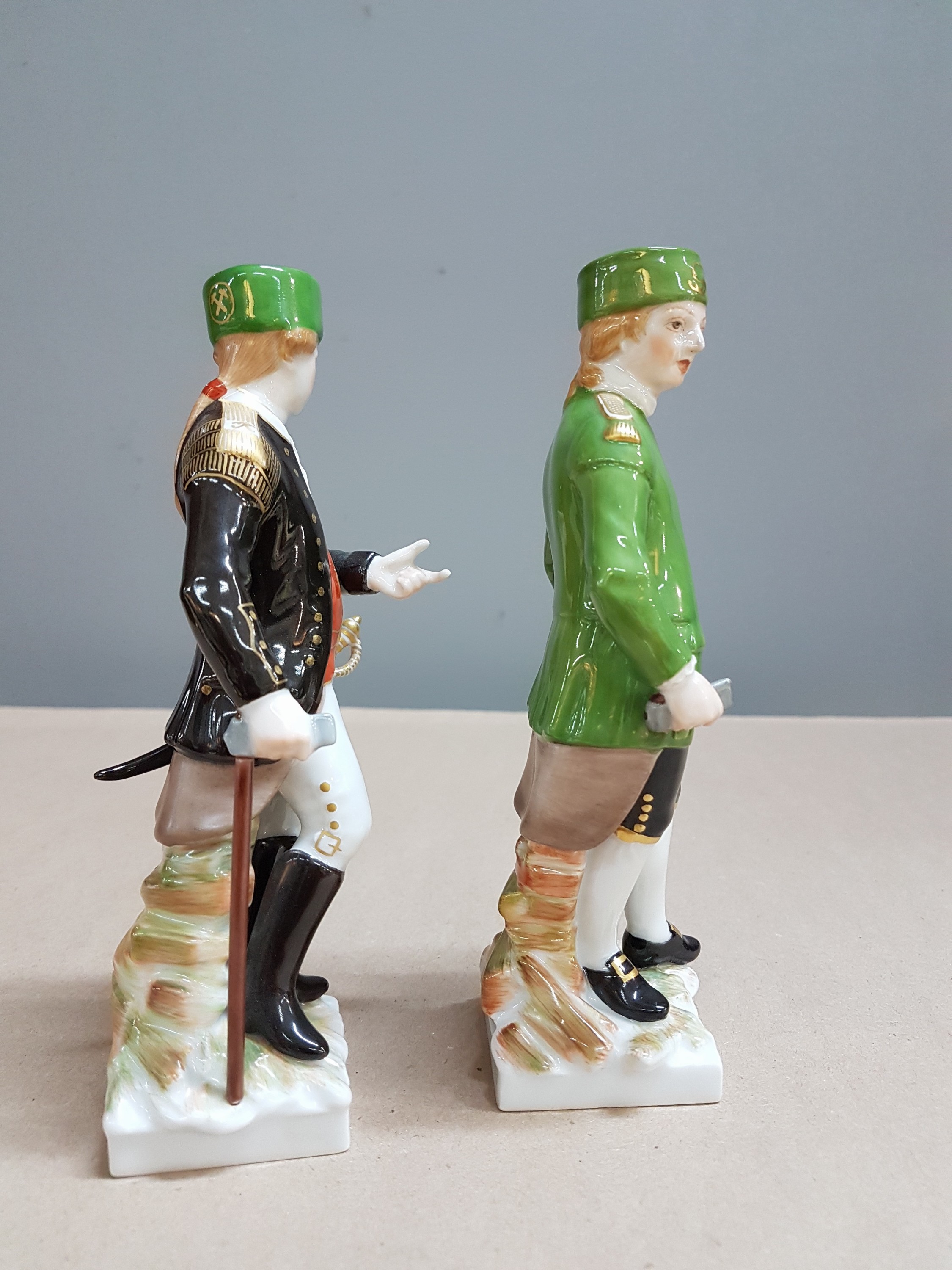 Detail d: 2 Porzellanfiguren Preußischer und Hannoverscher Bergmann, KPM Berlin, Entw. Johannes Eckstein (1735-1817), 2.Hälfte 20.Jh., Porzellan, ...