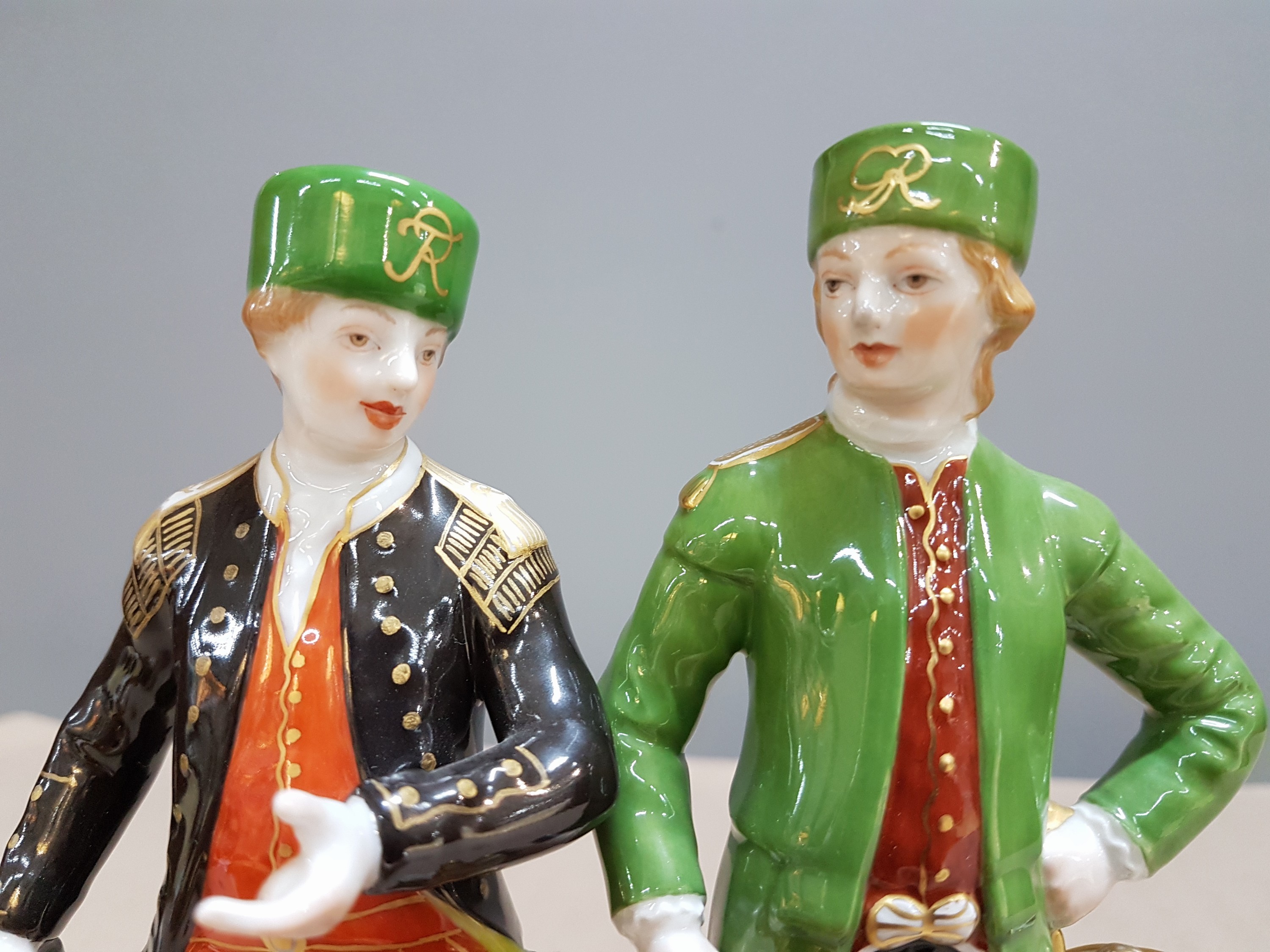Detail e: 2 Porzellanfiguren Preußischer und Hannoverscher Bergmann, KPM Berlin, Entw. Johannes Eckstein (1735-1817), 2.Hälfte 20.Jh., Porzellan, ...
