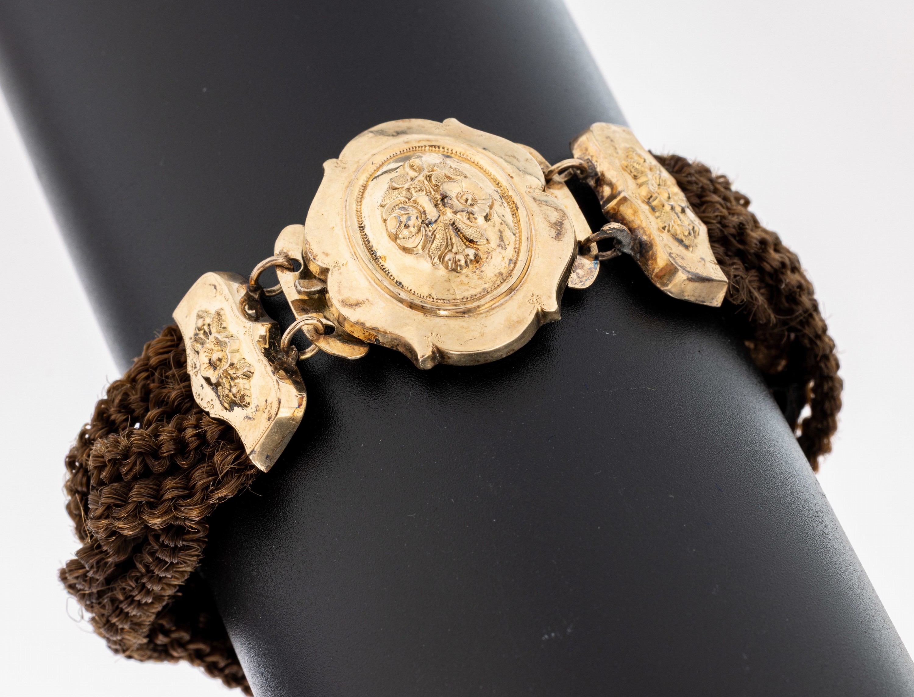 Image 27010290 - Biedermeier Haar-Armband mit Schaumgold Schließe, um 1830-40, 6-rhg. geflochtenes ...