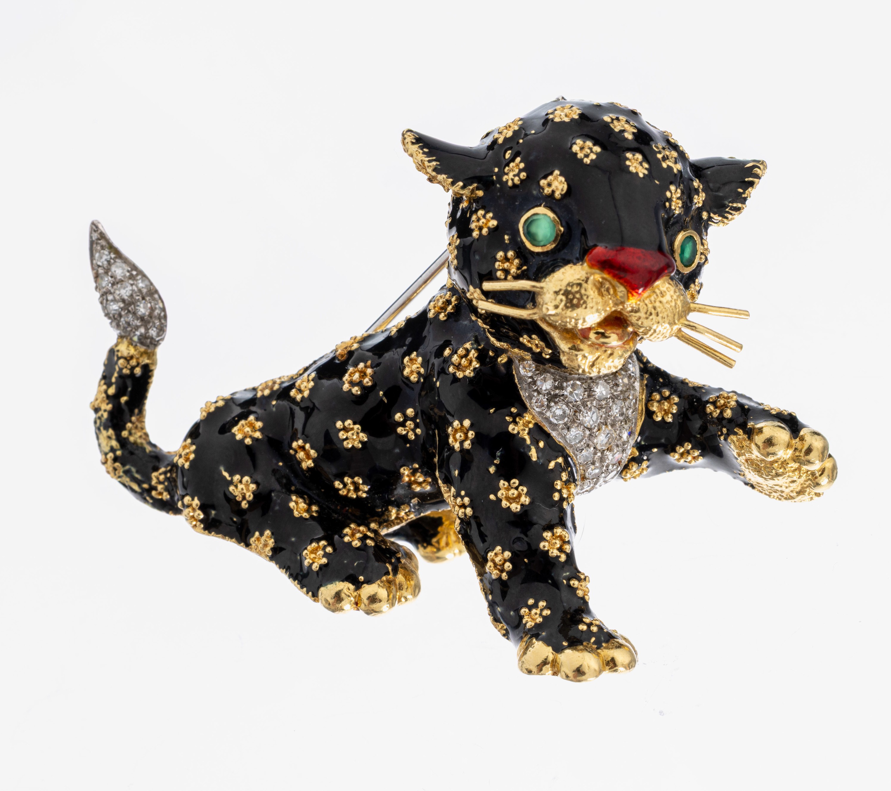Ausgefallene 18 kt Gold Smaragd-Brillant- Brosche, GG/WG 750/000, in Form einer Katze, schwarz und rot emailliert, 2 kl. Smaragde als Augen, ...