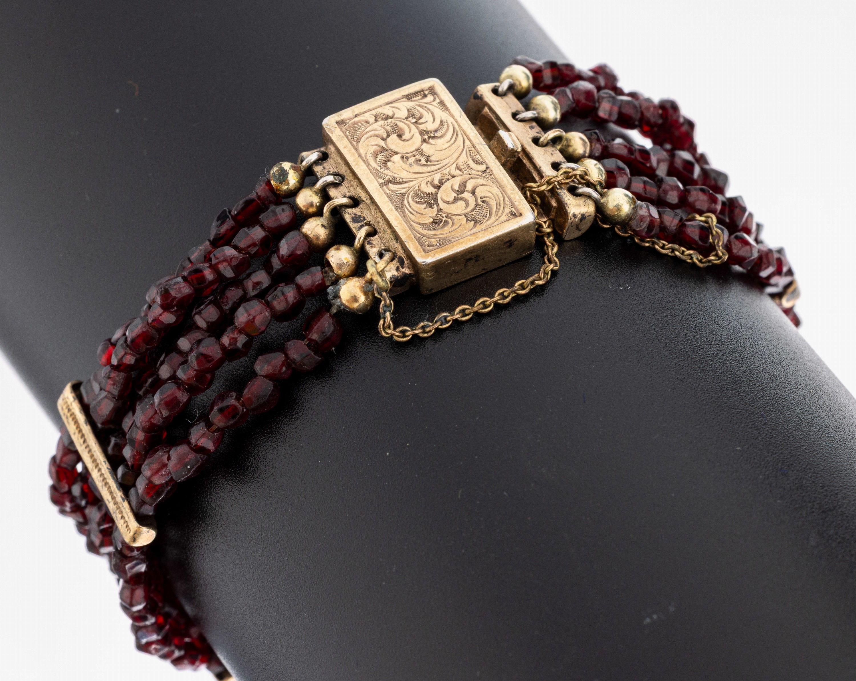 Image 27010293 - Granat-Armband, um 1890, 5-rhg. facett. Granate, Kastenschloss mit Sicherheitskettchen, ...