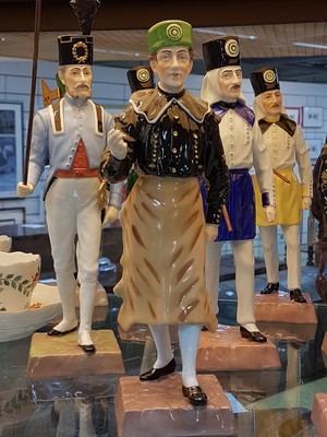 27010258h - 11 Porzellanfiguren der sog. ´Hüttenparade´, Potschappel, Dresden, Porzellan, farbig ...