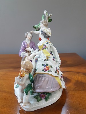 27010262b - Porzellanfigurengruppe, Meissen, um 1900, galante Szenerie mit zwei Putten, bunt bemalt, ...