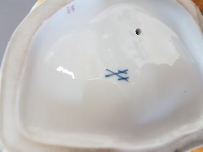 27010262i - Porzellanfigurengruppe, Meissen, um 1900, galante Szenerie mit zwei Putten, bunt bemalt, ...