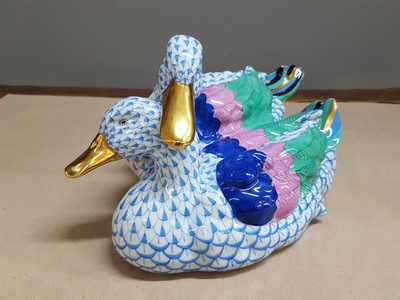 27010277a - Porzellanfigur, Herend Ungarn, 20. Jh., Entenpaar, bunt bemalt und mit blauem ...