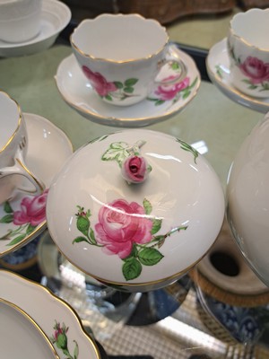 27010282b - Kaffeeservice für 6 Personen, Meissen, 20. Jh., 1. Wahl, Dekor rote Rose mit ...