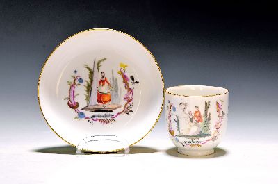 Image Tasse mit Untertasse, Meissen, um 1750/60, Porzellan, galantes Paar in Parklandschaft ...