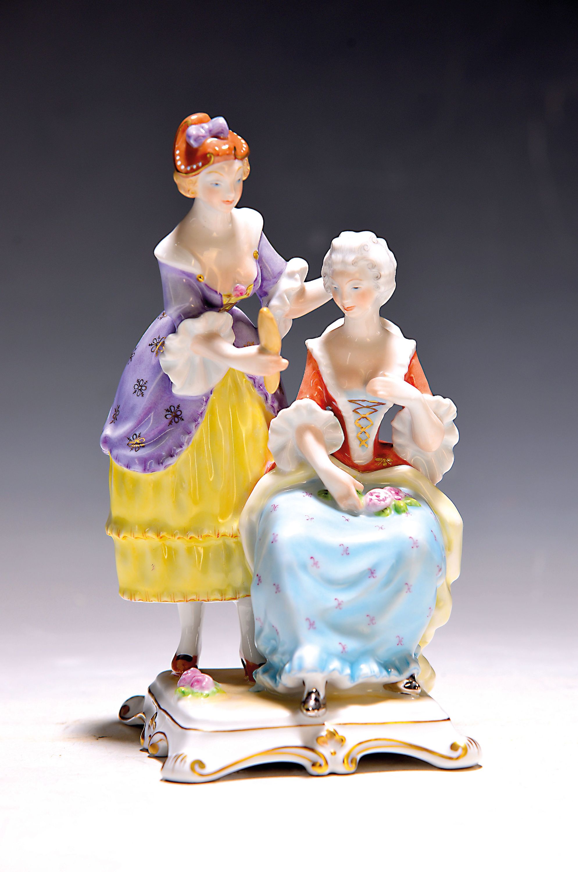 Image 27010312 - Porzellanfigur, Herend, Ungarn, Porzellan, höfische Damen bei der Toilette, H. 17 cm