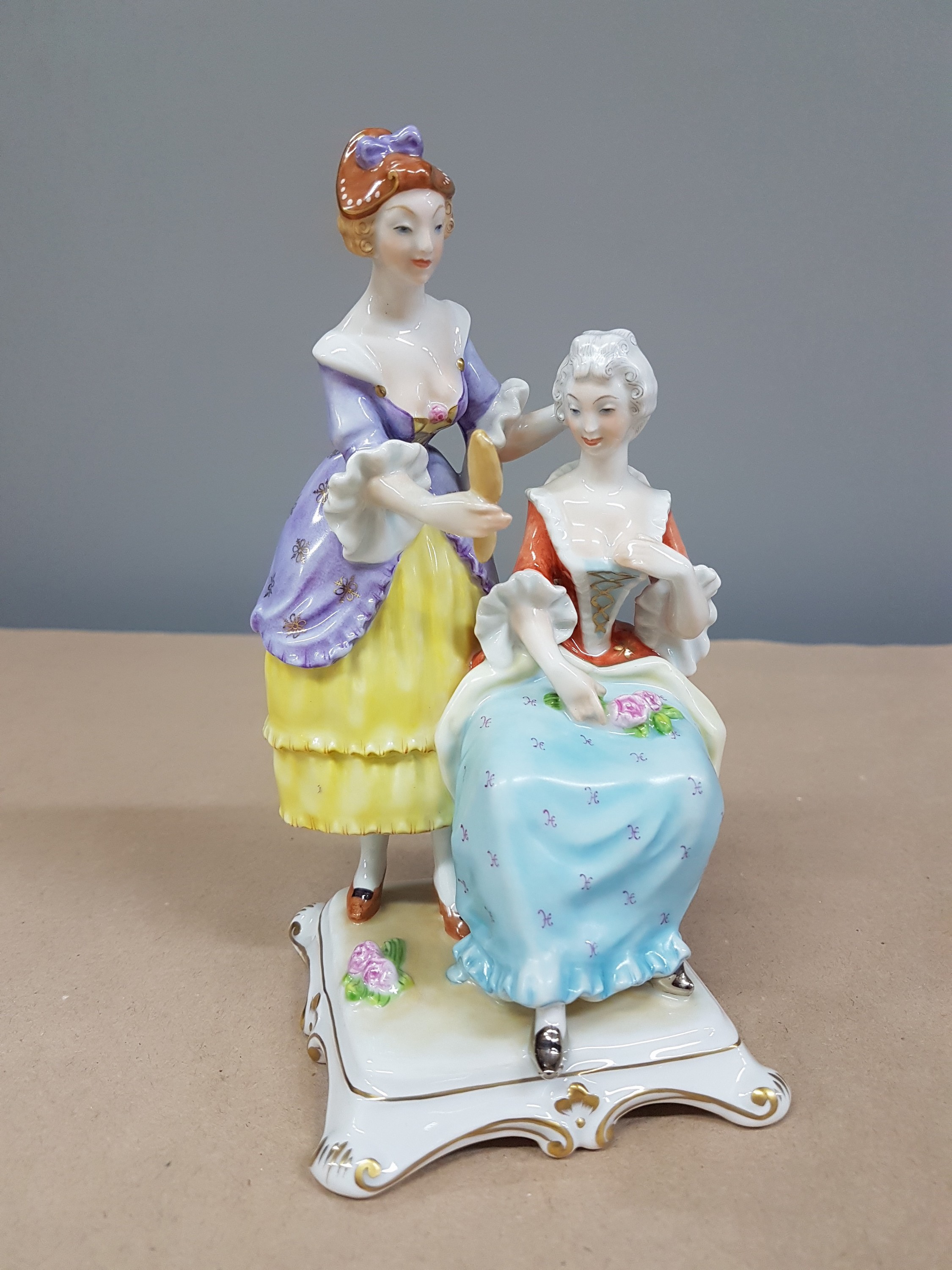 Detail a: Porzellanfigur, Herend, Ungarn, Porzellan, höfische Damen bei der Toilette, H. 17 cm