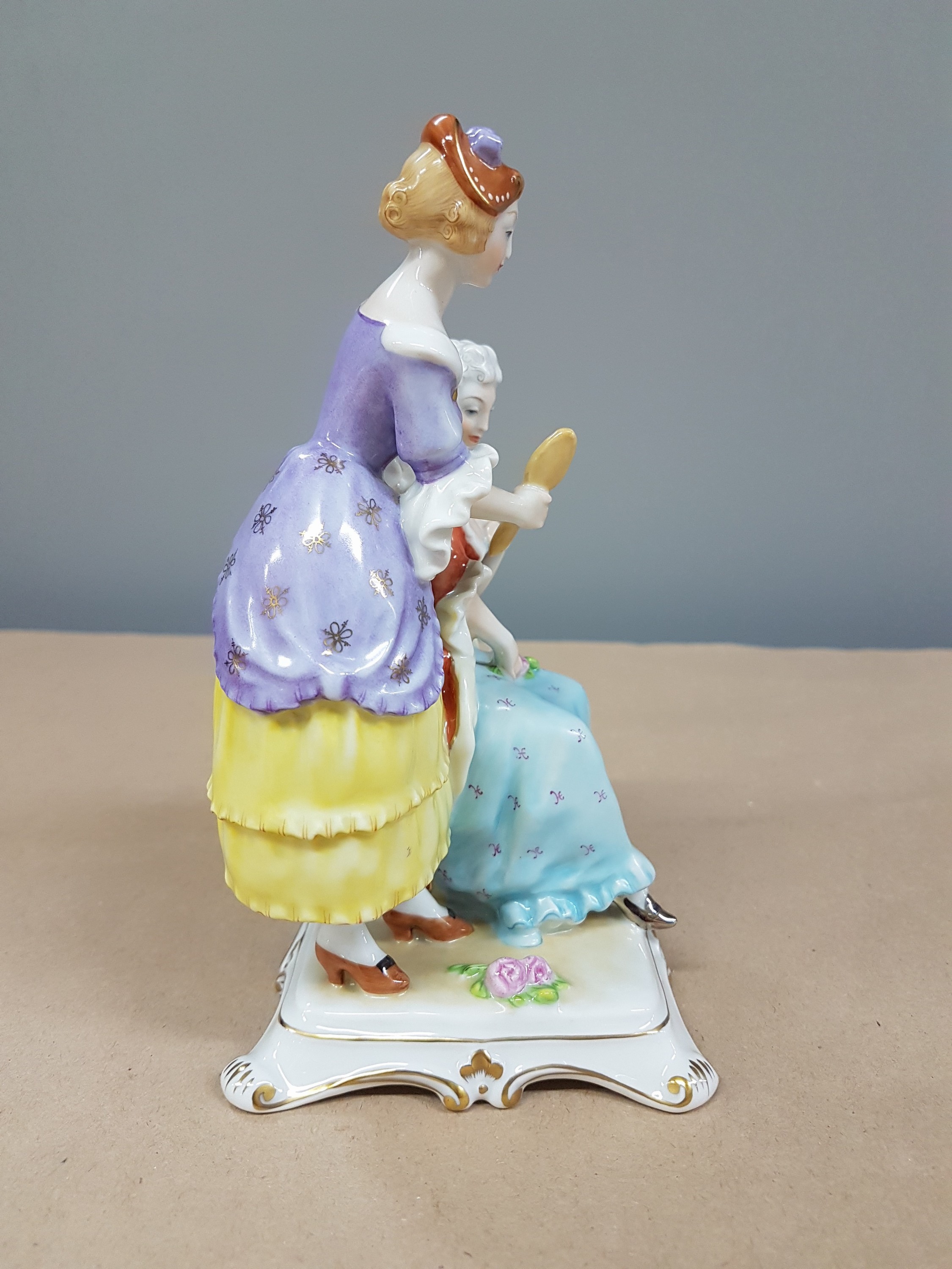 Detail b: Porzellanfigur, Herend, Ungarn, Porzellan, höfische Damen bei der Toilette, H. 17 cm