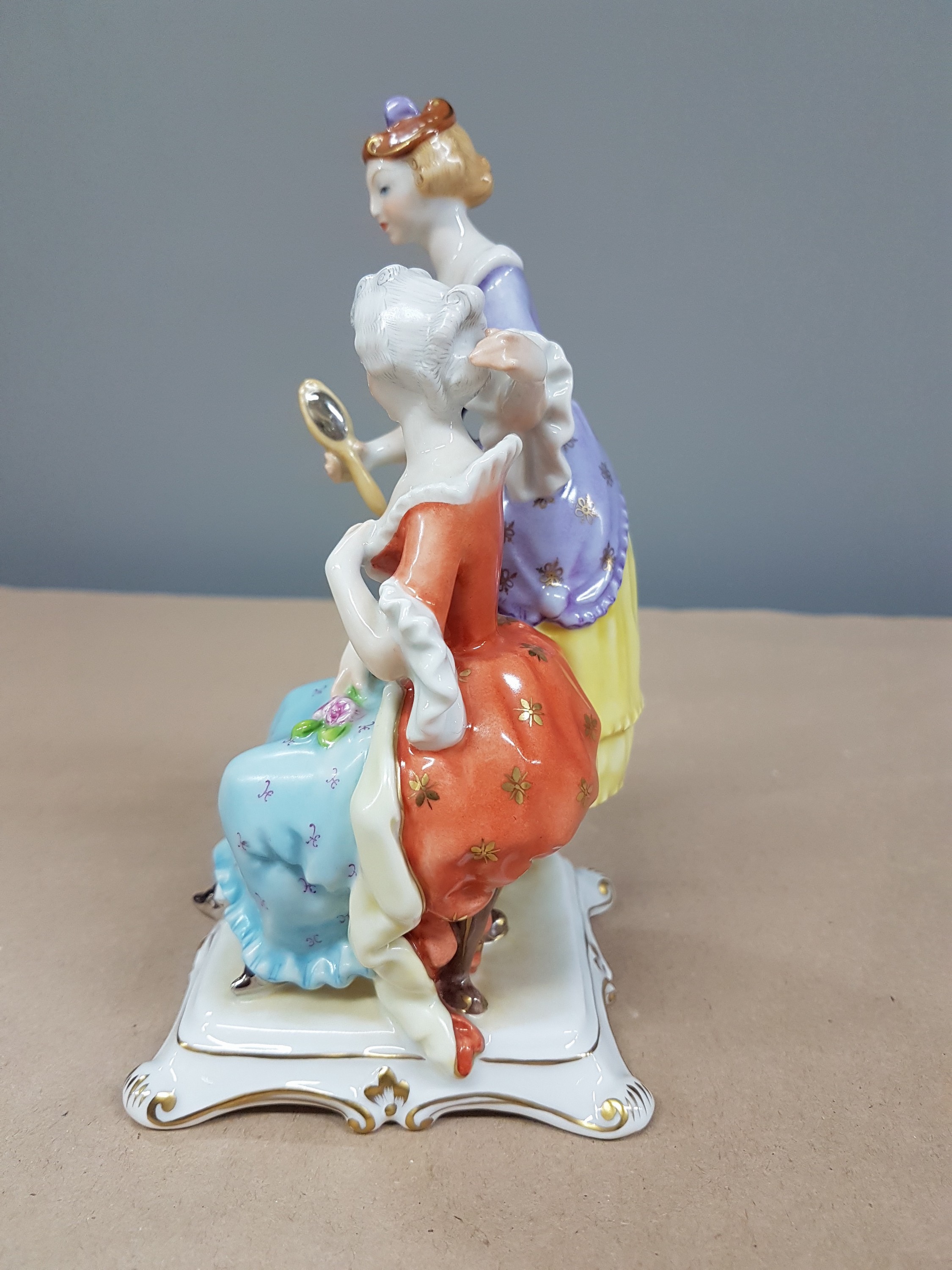 Detail d: Porzellanfigur, Herend, Ungarn, Porzellan, höfische Damen bei der Toilette, H. 17 cm