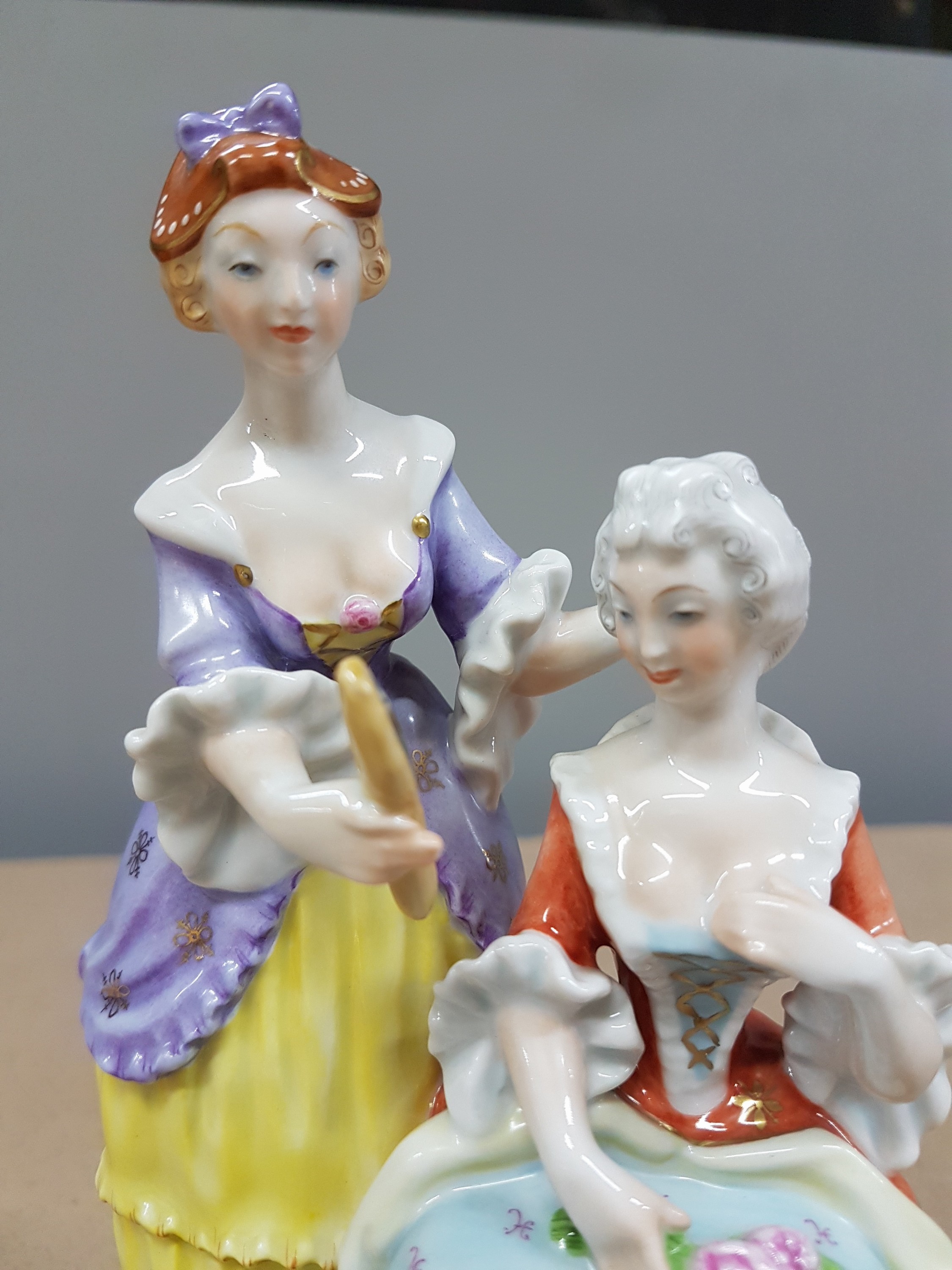 Detail e: Porzellanfigur, Herend, Ungarn, Porzellan, höfische Damen bei der Toilette, H. 17 cm