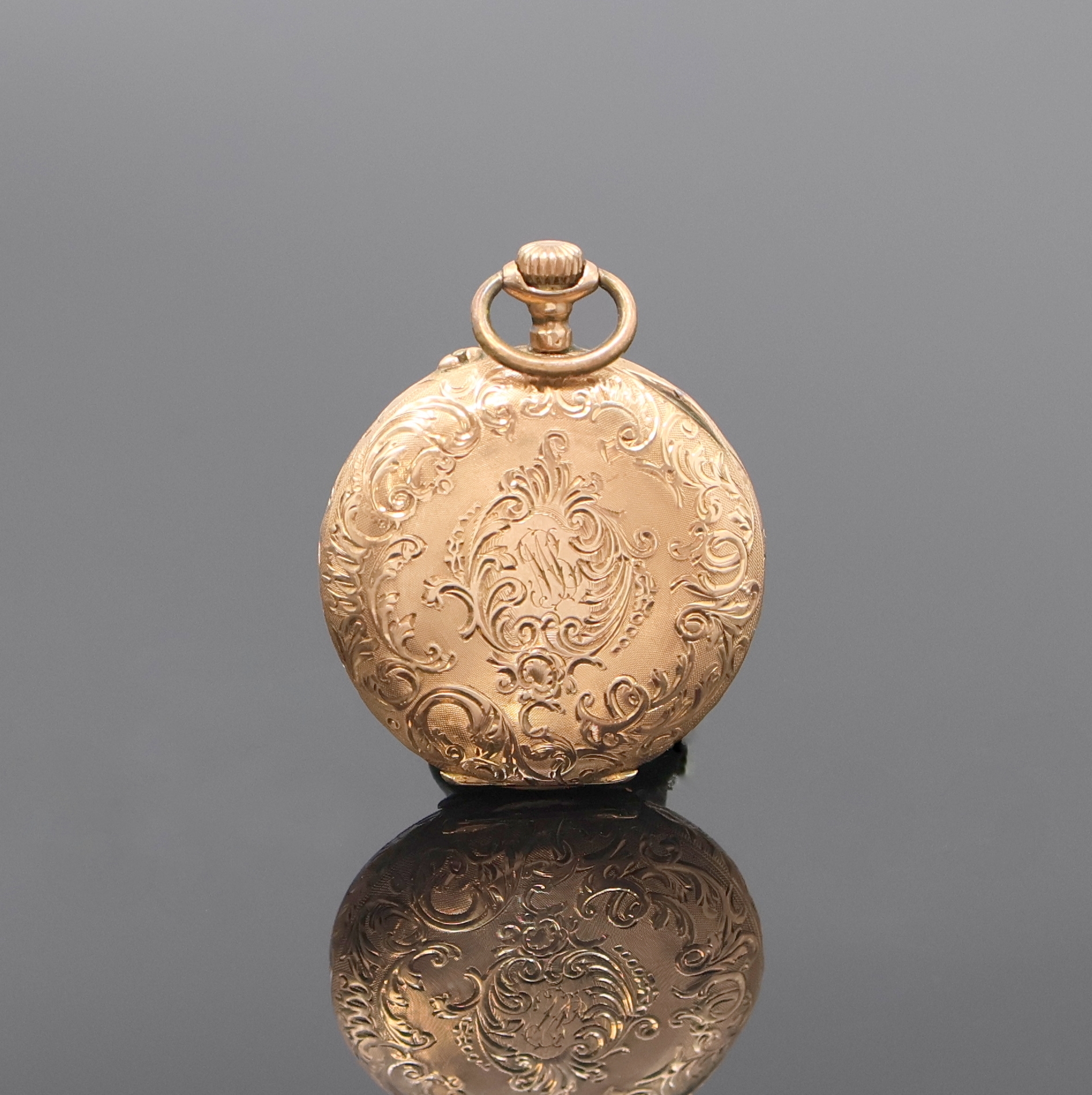 Detail a: Damentaschenuhr in RG 585/000, Schweiz um 1900, offenes, fein grav. Geh. dell., auf Rückdeckel grav. Monogr., Emailzifferbl. riss., gold. Zeiger, ...