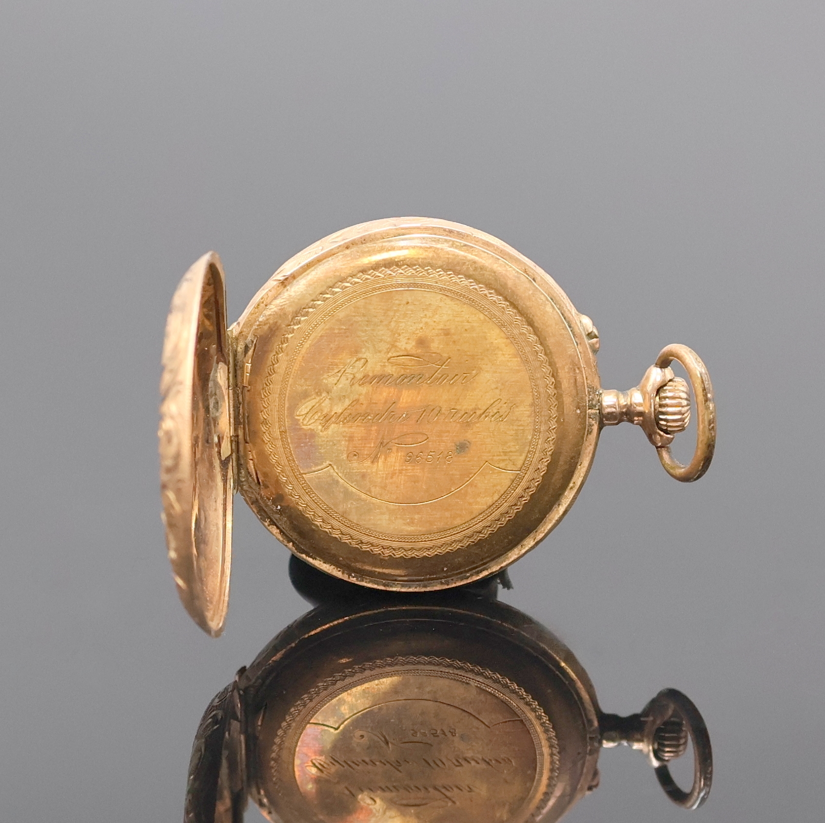 Detail b: Damentaschenuhr in RG 585/000, Schweiz um 1900, offenes, fein grav. Geh. dell., auf Rückdeckel grav. Monogr., Emailzifferbl. riss., gold. Zeiger, ...