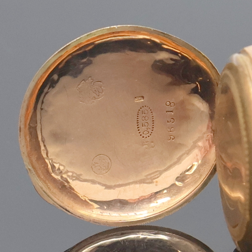 Detail c: Damentaschenuhr in RG 585/000, Schweiz um 1900, offenes, fein grav. Geh. dell., auf Rückdeckel grav. Monogr., Emailzifferbl. riss., gold. Zeiger, ...
