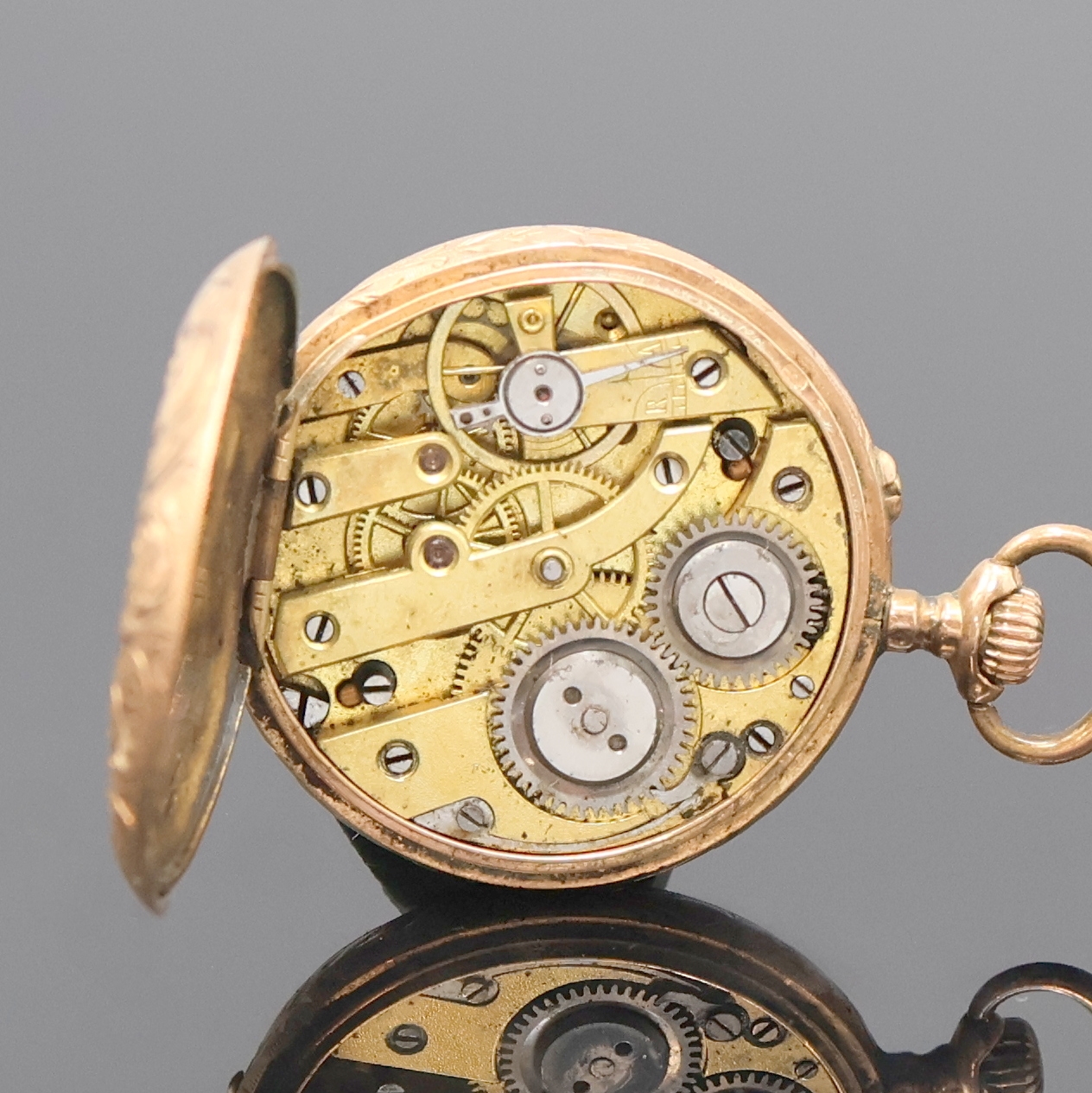 Detail d: Damentaschenuhr in RG 585/000, Schweiz um 1900, offenes, fein grav. Geh. dell., auf Rückdeckel grav. Monogr., Emailzifferbl. riss., gold. Zeiger, ...
