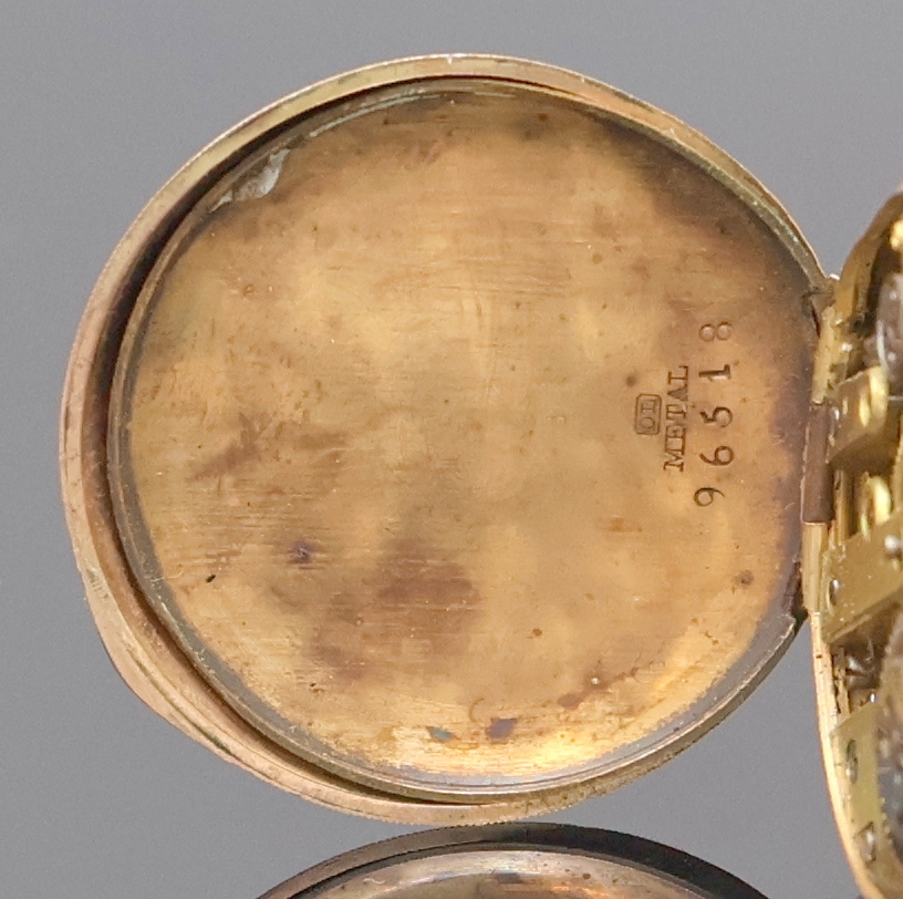 Detail e: Damentaschenuhr in RG 585/000, Schweiz um 1900, offenes, fein grav. Geh. dell., auf Rückdeckel grav. Monogr., Emailzifferbl. riss., gold. Zeiger, ...