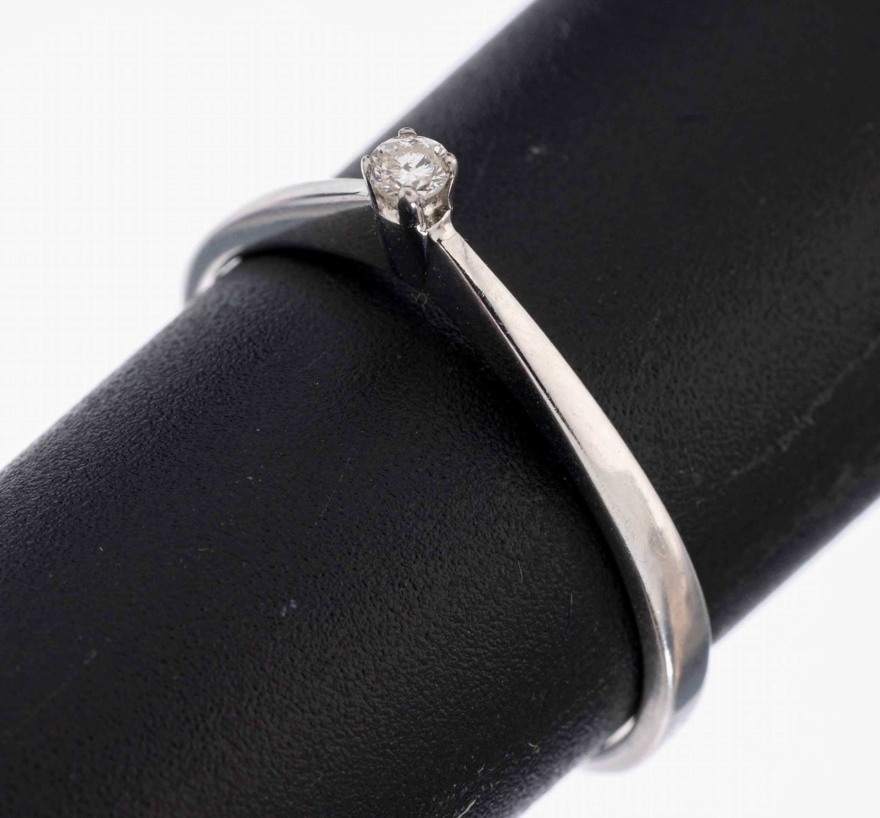 Image 27010327 - 14 kt Gold Brillant-Ring, WG 585/000, erhaben gefasster Brillant ca. 0.05 ct Weiß/p,RW ...