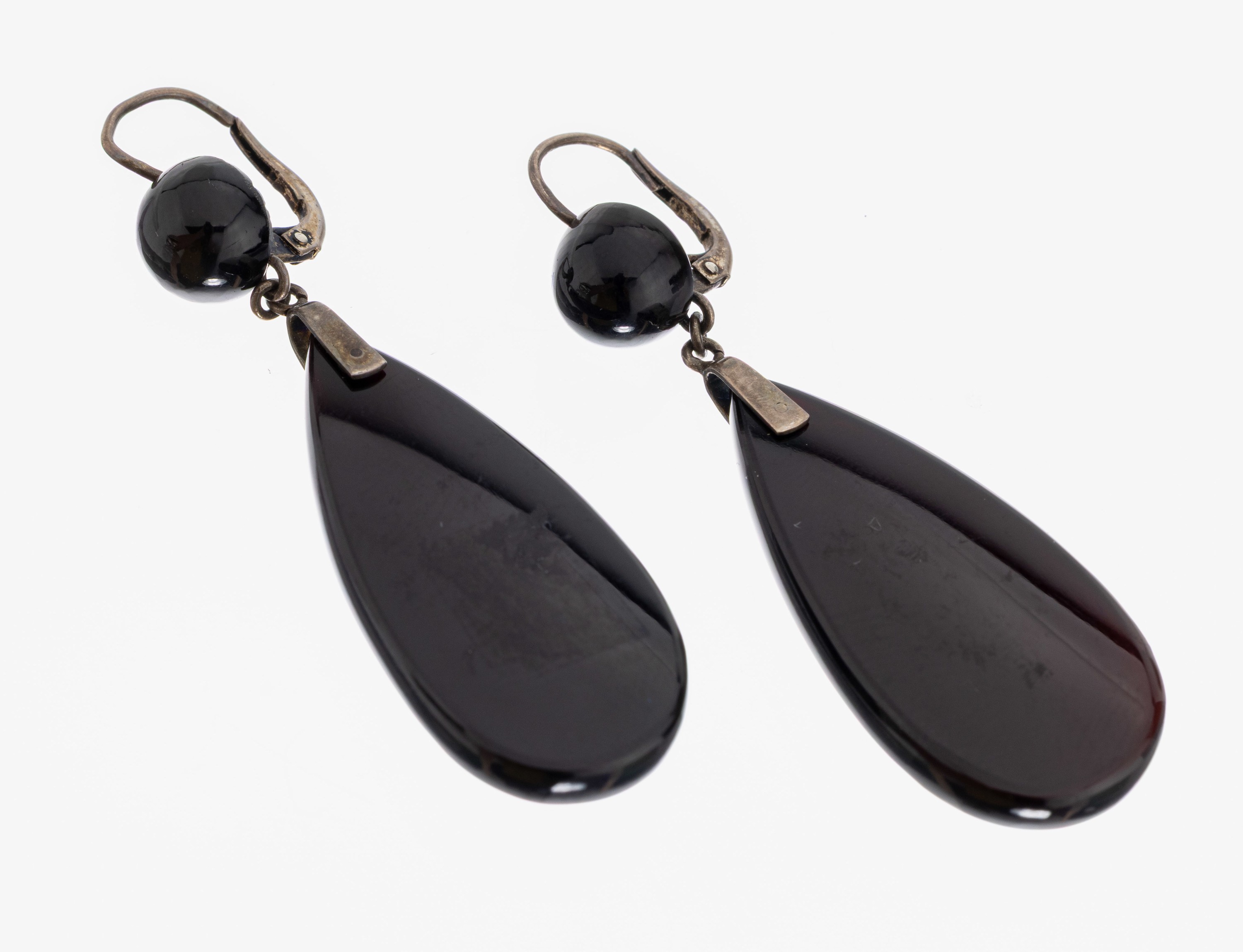 Image 27010328 - Paar Onyx-Ohrhänger, um 1920, länglich, tropfenf. Onyx, bewegl. abgehängt, L. ca. ...