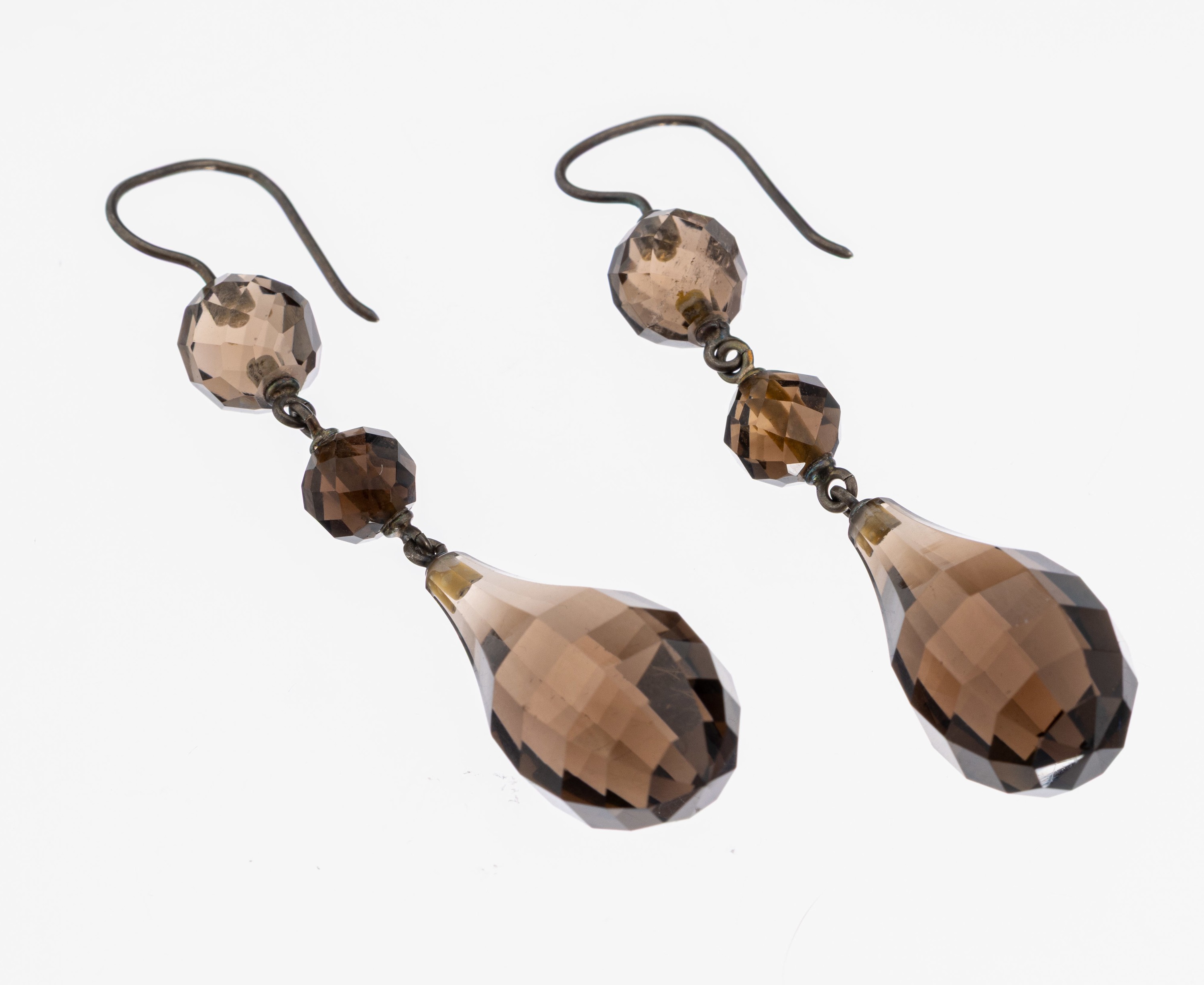 Image 27010330 - Paar Rauchquarz-Ohrhänger, Idar-Oberstein um 1900, länglich bewegl., facett. Kugeln ...