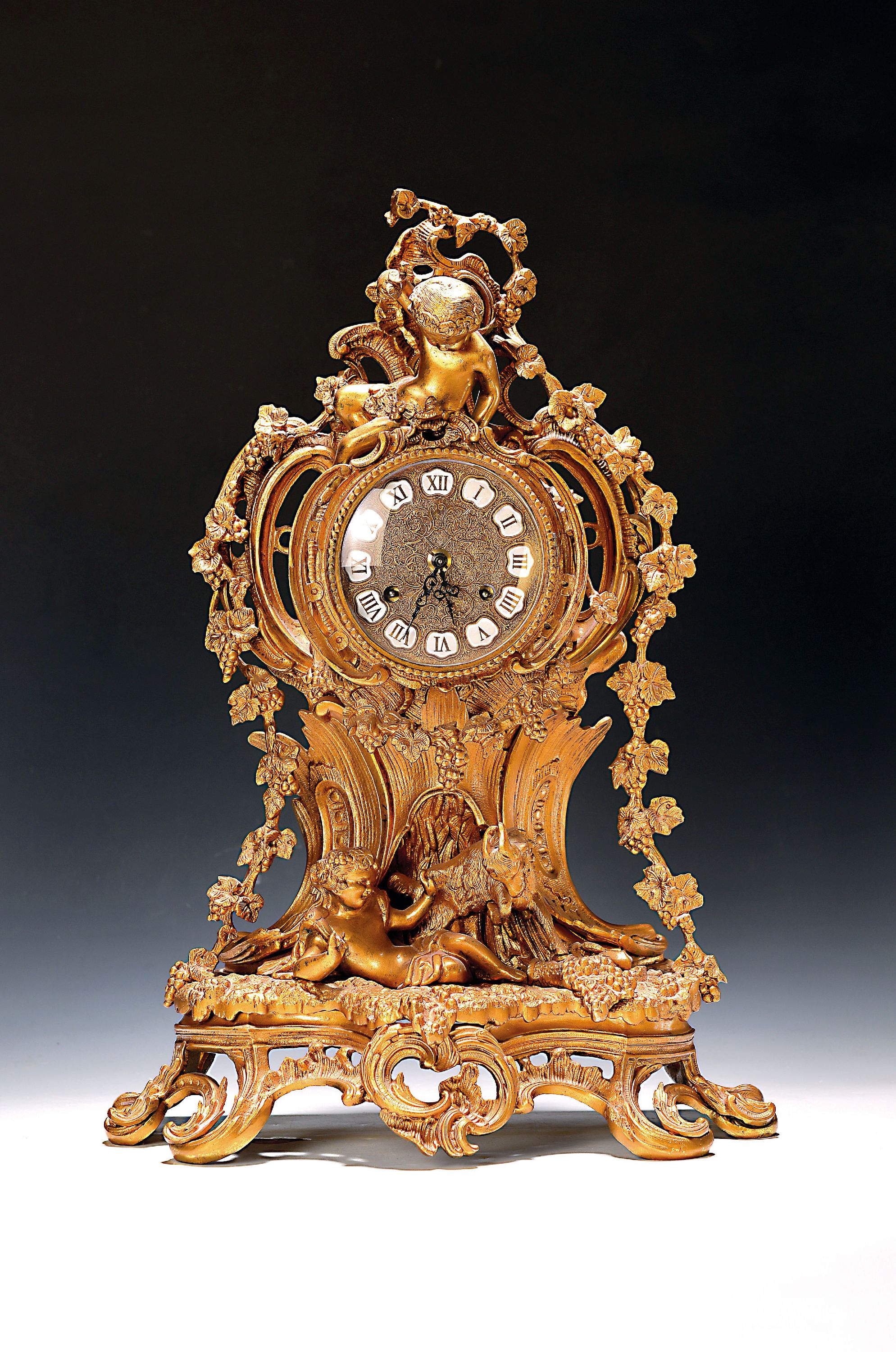 Image 27010335 - Tischuhr, deutsch um 1950/60, reich verziertes Messinggehäuse, Sockel mit Rocaillen mit ...