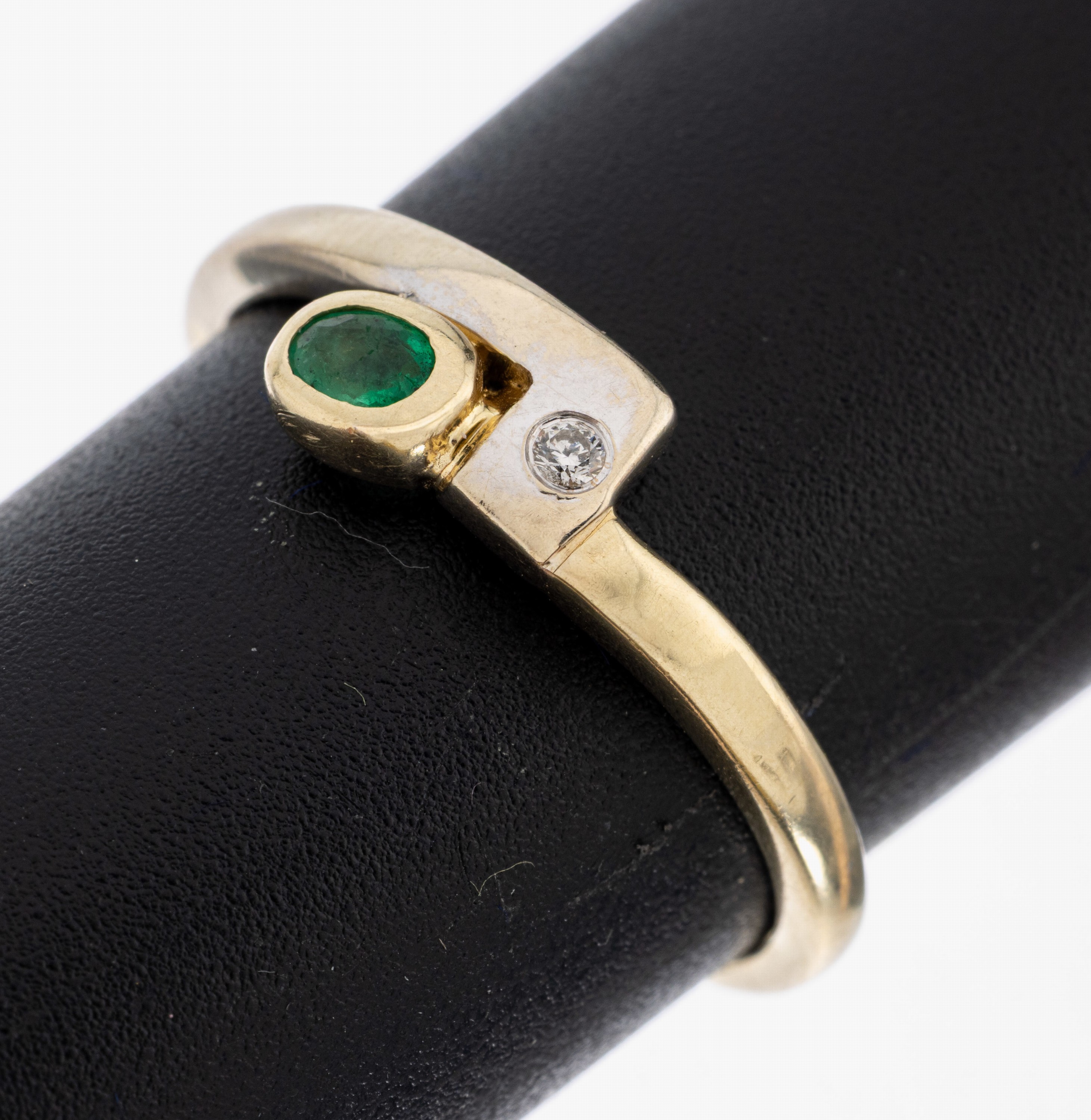 Image 27010418 - 14 kt Gold Smaragd-Brillant-Ring, GG/WG 585/000, 1 ovalfacett. Smaragd ca. 0.10 ct, 1 ...