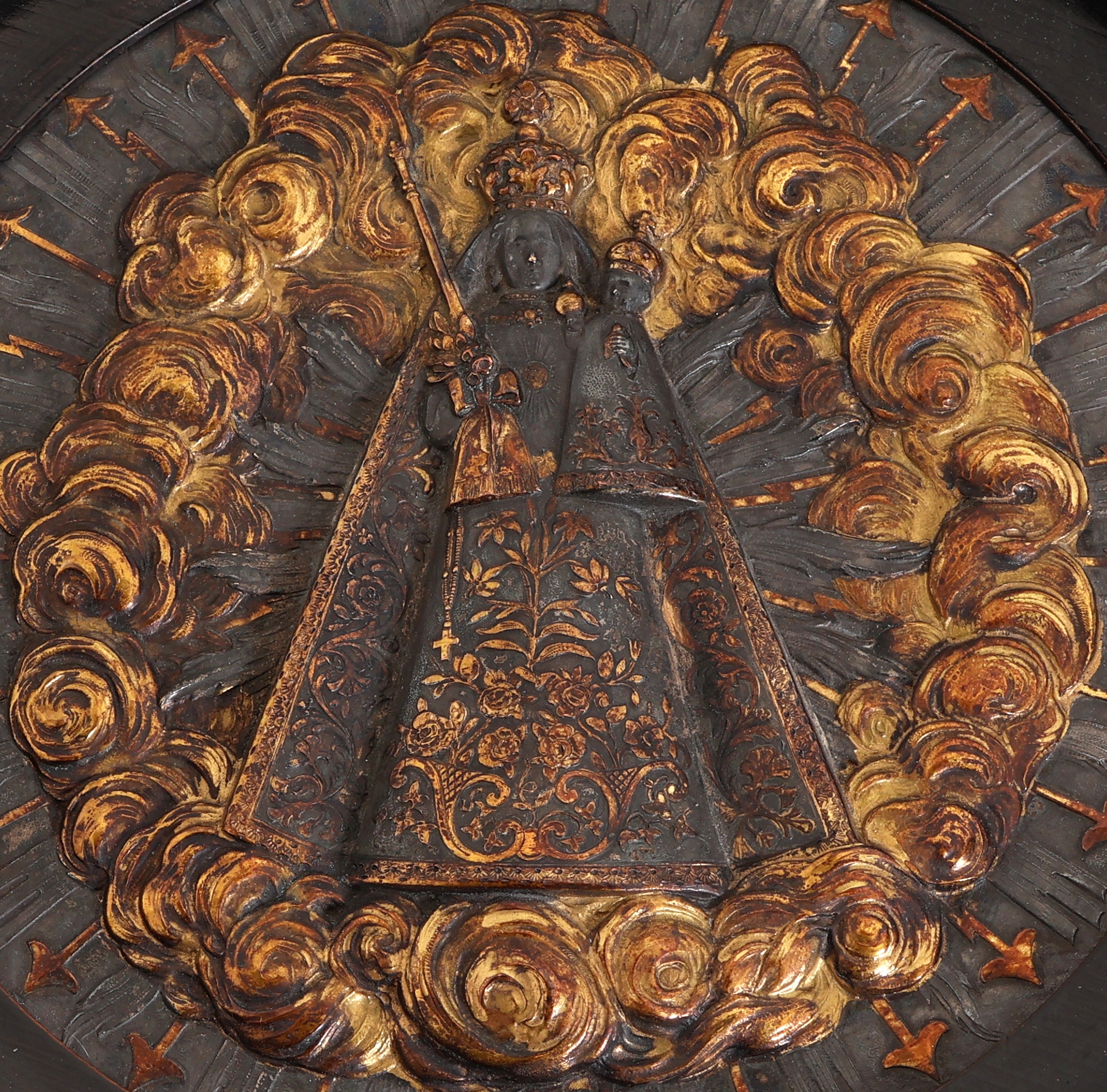 Detail b: Russische Ikone, 1880er Jahre, Messingplakette, Darstellung der Jungfrau Maria mit Jesuskind, umgeben von Kranz aus Wolken und Strahlen, Holzrahmen, ...