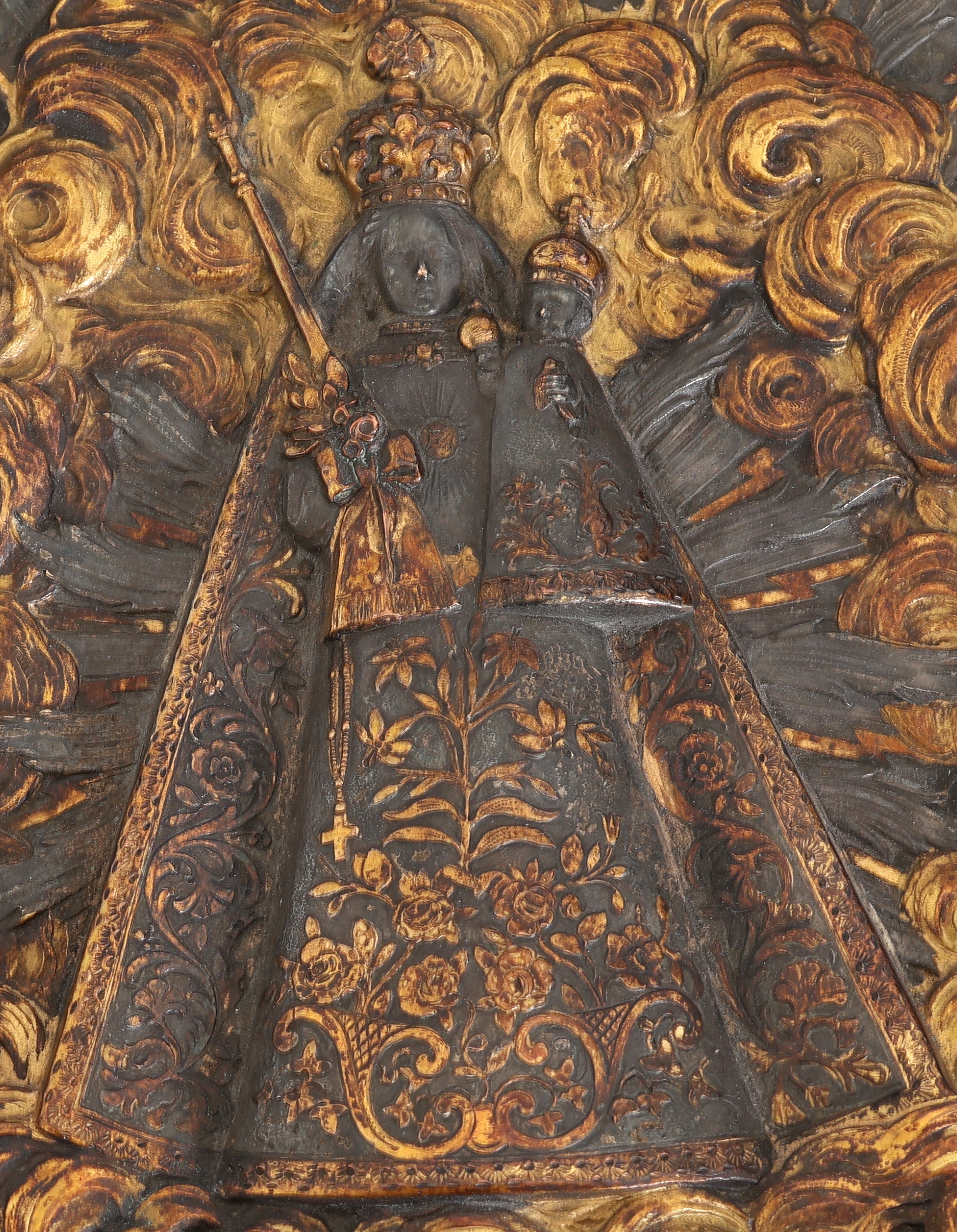 Detail e: Russische Ikone, 1880er Jahre, Messingplakette, Darstellung der Jungfrau Maria mit Jesuskind, umgeben von Kranz aus Wolken und Strahlen, Holzrahmen, ...