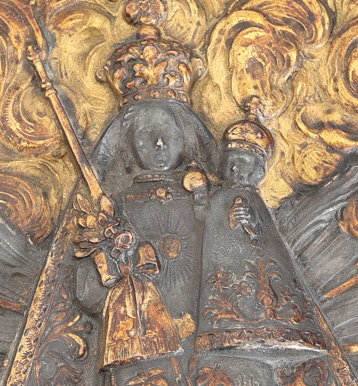 Detail g: Russische Ikone, 1880er Jahre, Messingplakette, Darstellung der Jungfrau Maria mit Jesuskind, umgeben von Kranz aus Wolken und Strahlen, Holzrahmen, ...