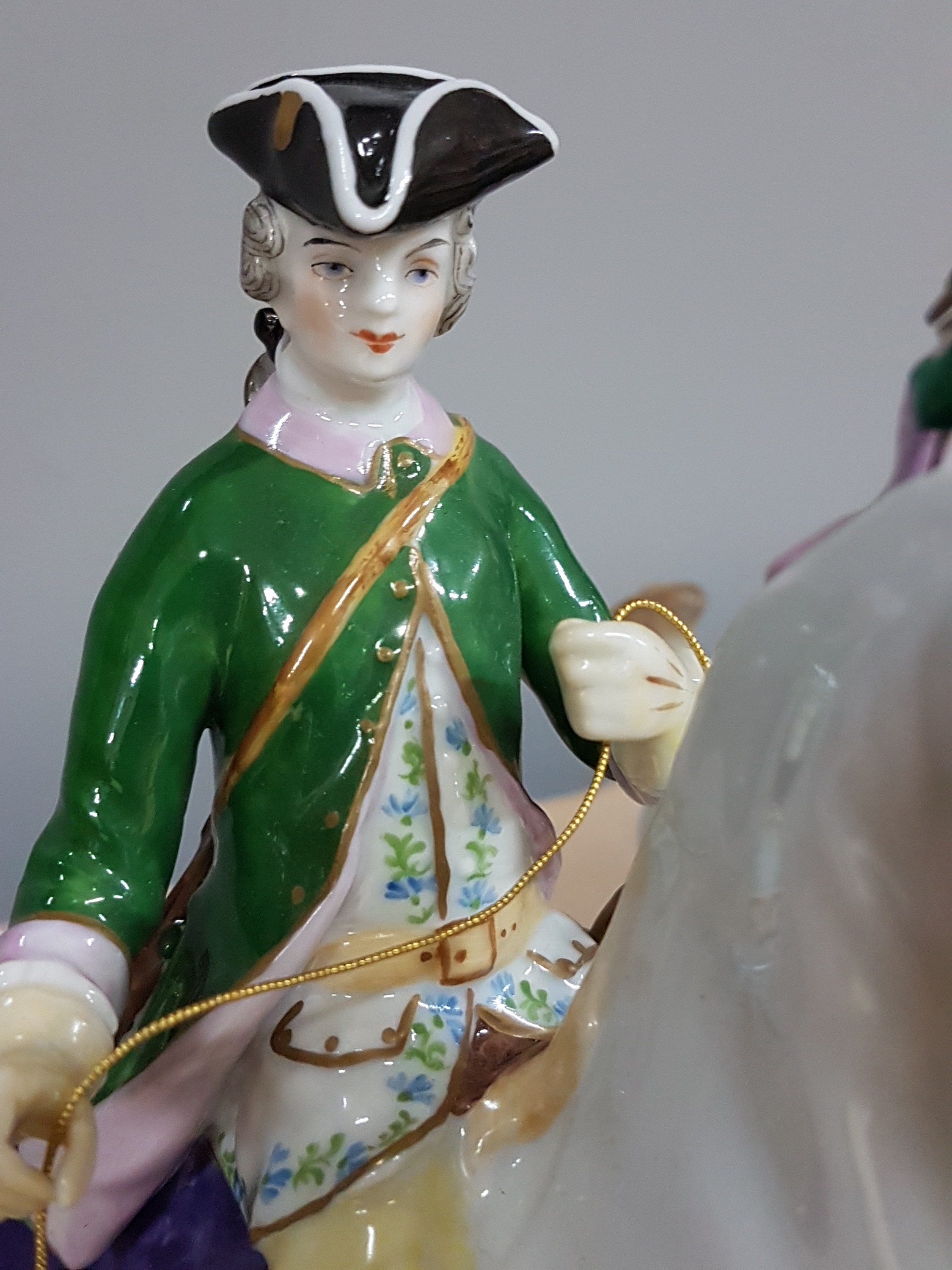 Detail g: Paar Porzellanfiguren Reiter, Aelteste Volkstedt, Thüringen, 2. Hälfte 20.Jh., Porzellan, farbig und goldstaffiert, herrschaftliches Reiterpaar, H. ...