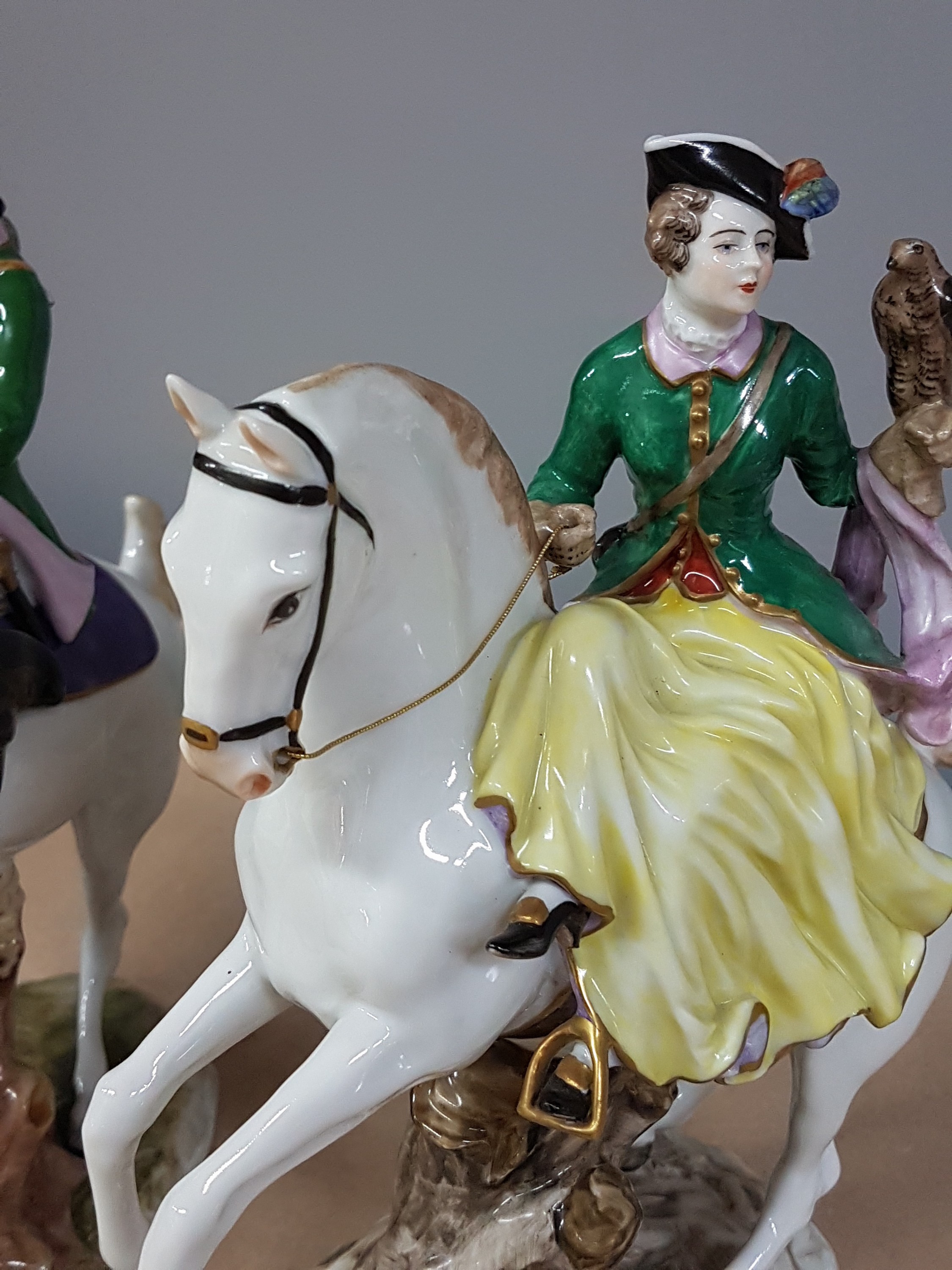 Detail j: Paar Porzellanfiguren Reiter, Aelteste Volkstedt, Thüringen, 2. Hälfte 20.Jh., Porzellan, farbig und goldstaffiert, herrschaftliches Reiterpaar, H. ...