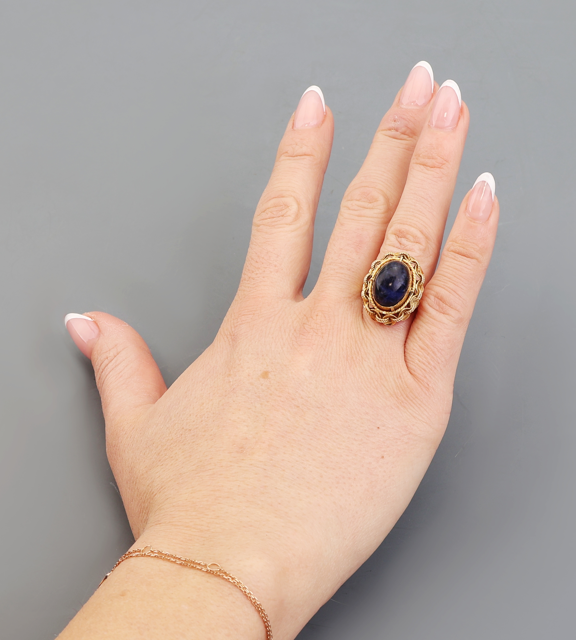 Detail d: 14 kt Gold Farbstein-Ring, GG 585/000 gepr., drehbarer Ringkopf, 1 Seite Rhodochrosit-Cabochon, 1 Seite Sodalith- Cabochon, RW 55, ca. 6.9 g