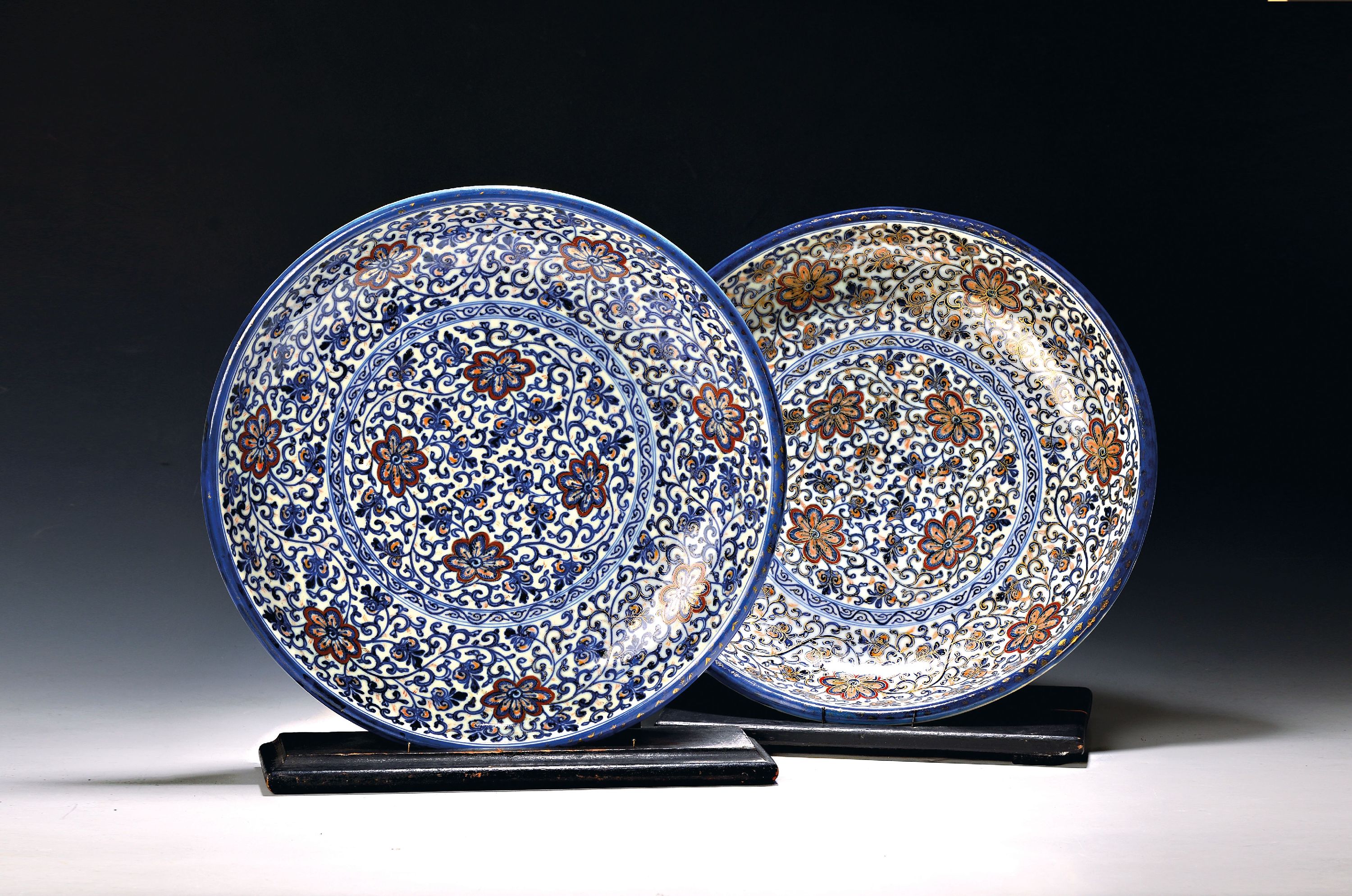 Image 27010504 - Paar Teller, China, um 1900, , Porzellan, unterglasurblauer Dekor, Rot und Golden ...