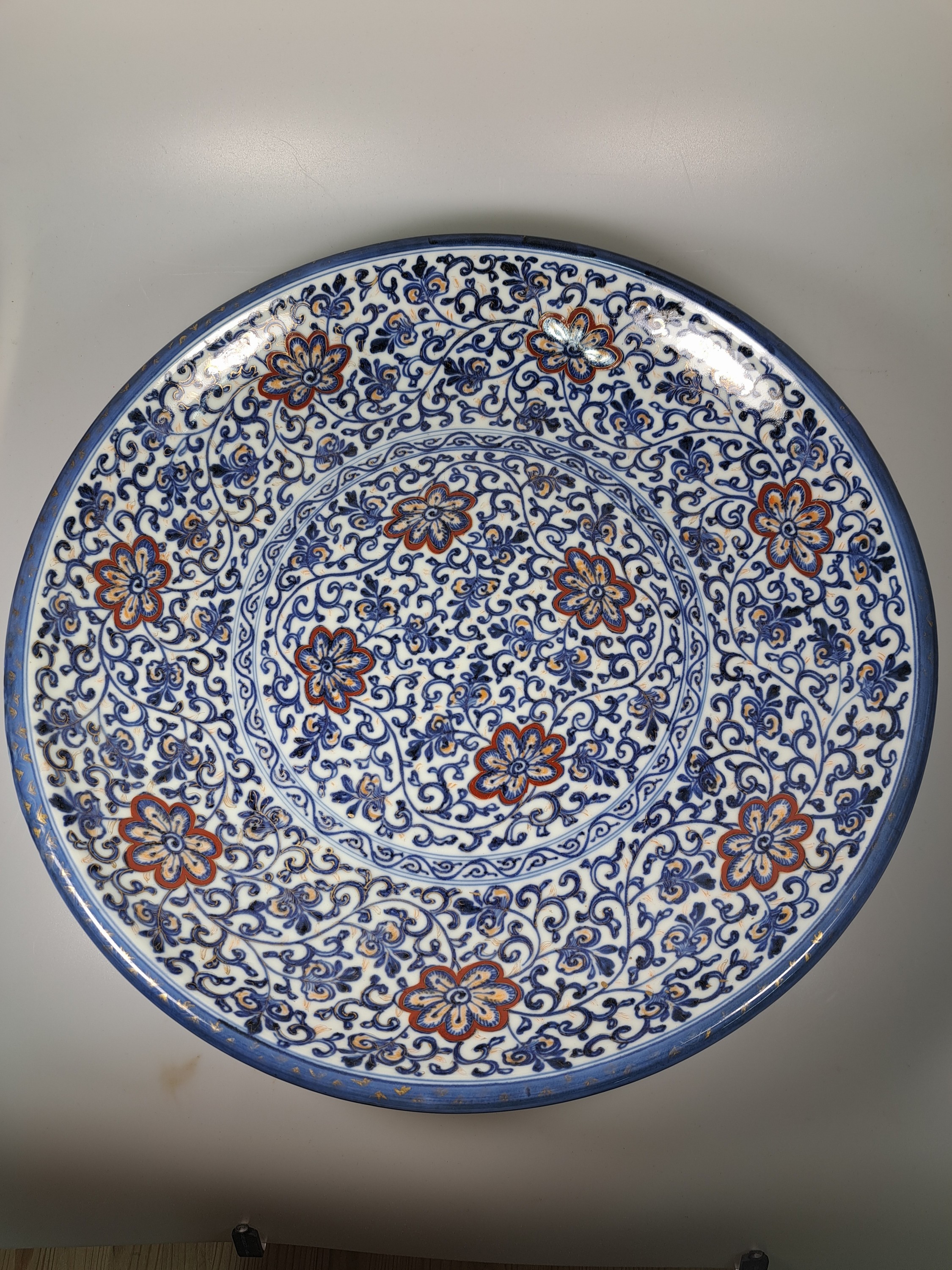 Detail a: Paar Teller, China, um 1900,, Porzellan, unterglasurblauer Dekor, Rot und Golden gehöht, Blumendekor, leicht berieben, D. 41.5 cm