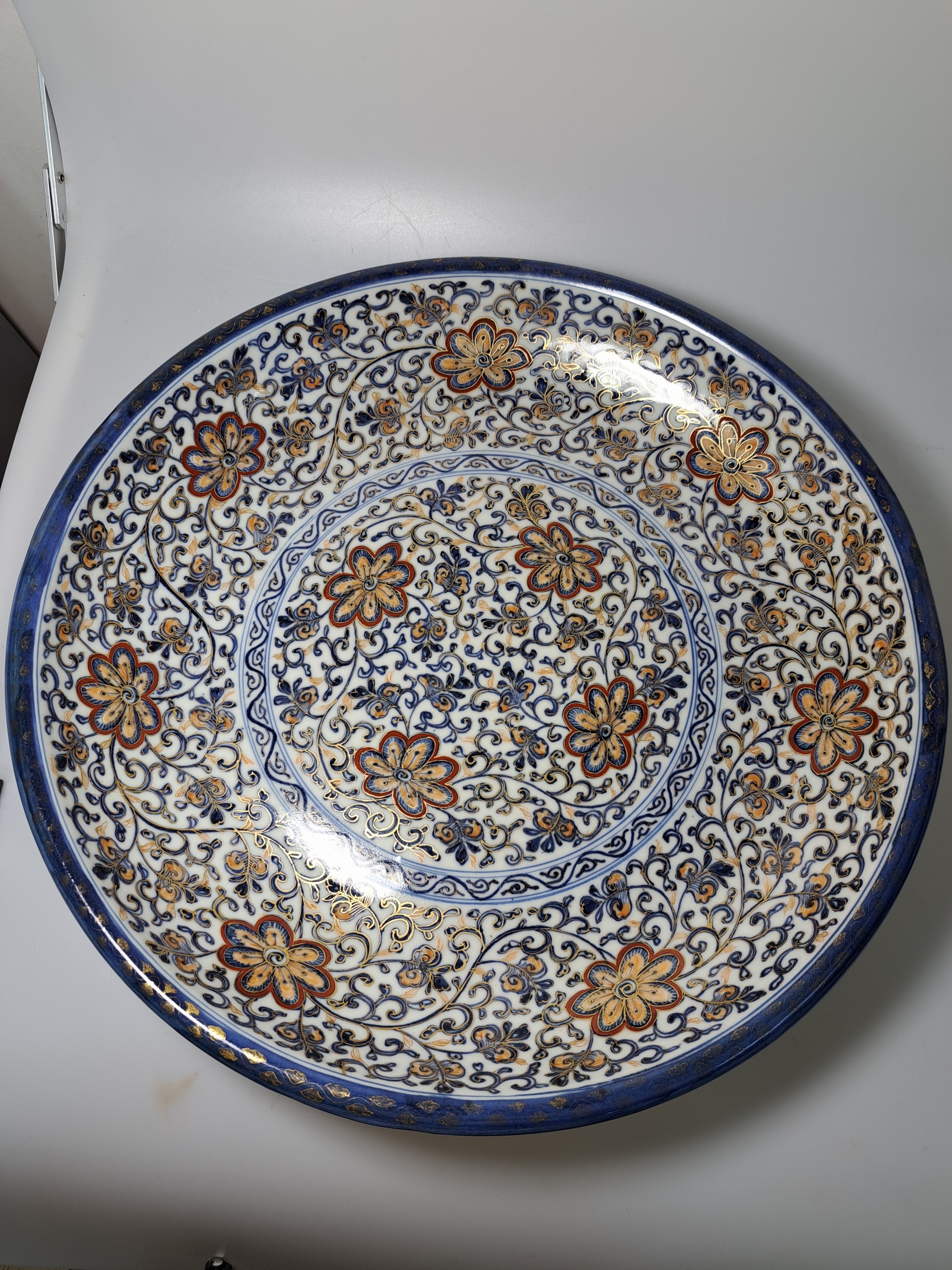 Detail i: Paar Teller, China, um 1900,, Porzellan, unterglasurblauer Dekor, Rot und Golden gehöht, Blumendekor, leicht berieben, D. 41.5 cm