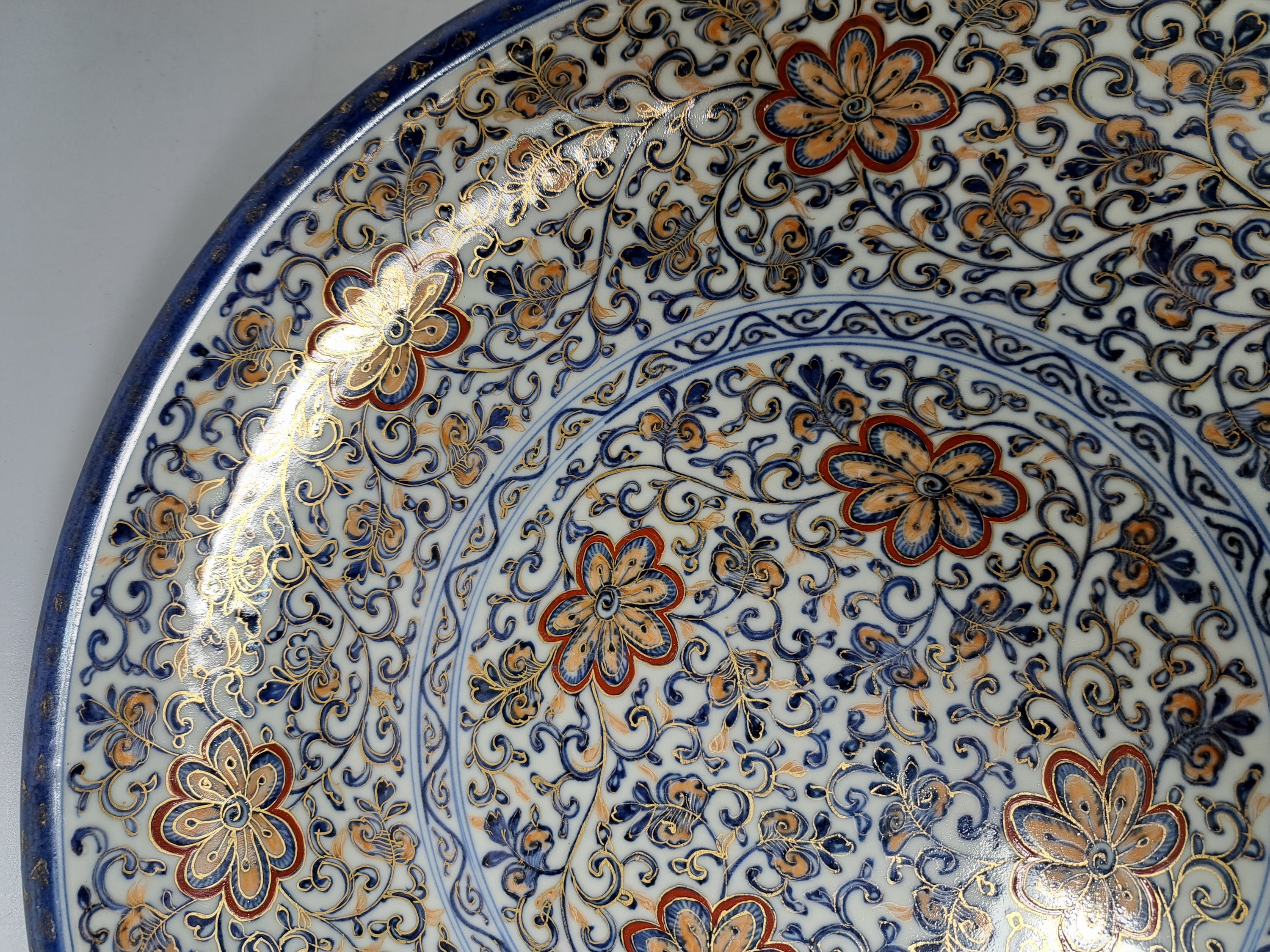 Detail k: Paar Teller, China, um 1900,, Porzellan, unterglasurblauer Dekor, Rot und Golden gehöht, Blumendekor, leicht berieben, D. 41.5 cm