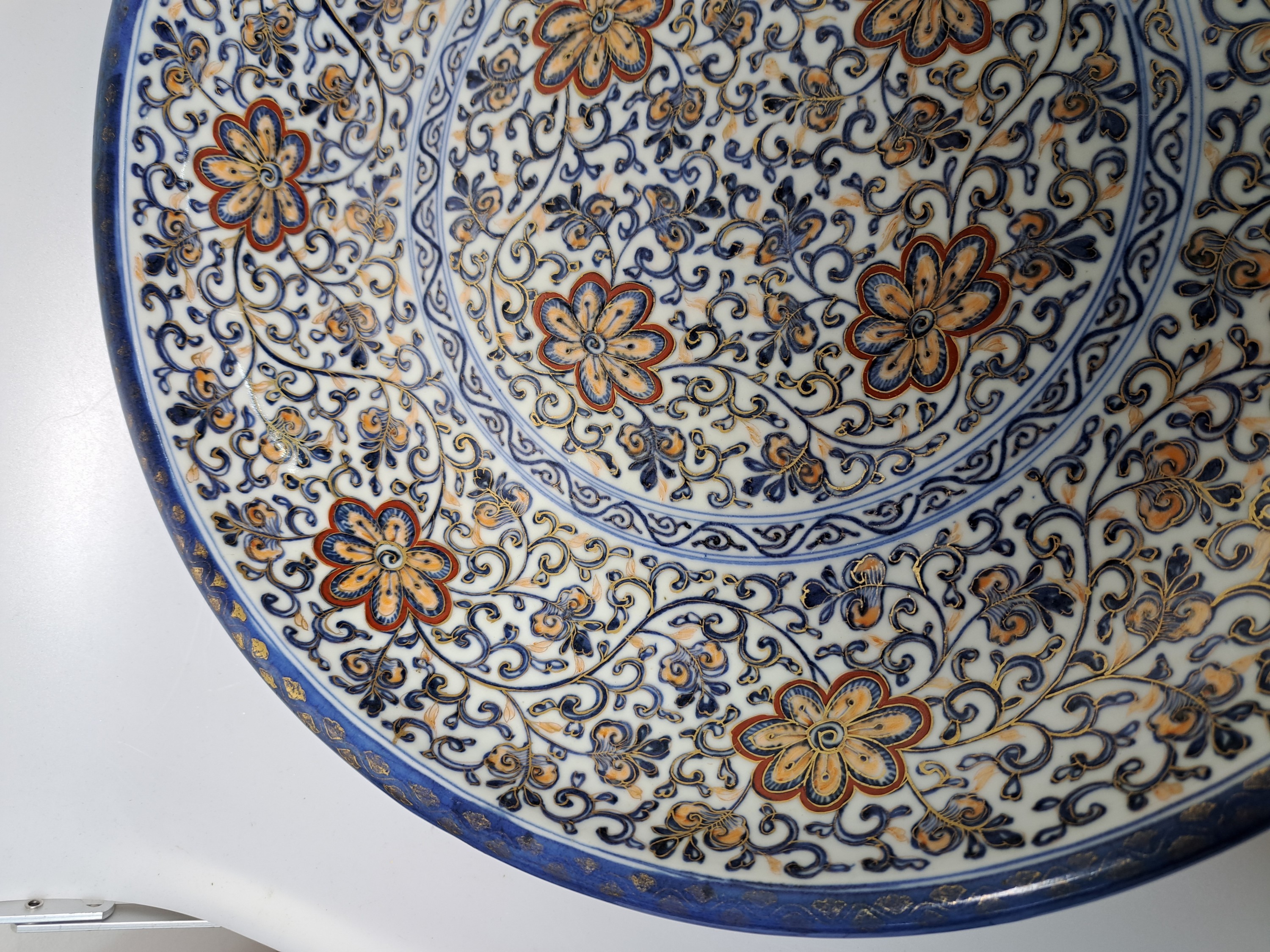 Detail l: Paar Teller, China, um 1900,, Porzellan, unterglasurblauer Dekor, Rot und Golden gehöht, Blumendekor, leicht berieben, D. 41.5 cm
